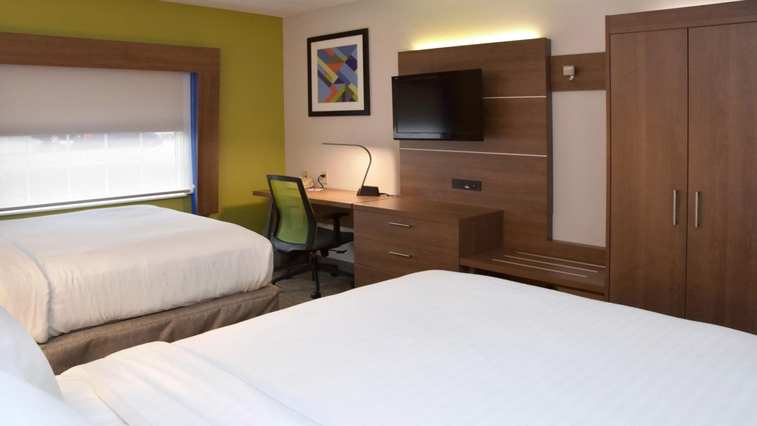 Standard Queen Room with Two Queen Beds - Photo 2