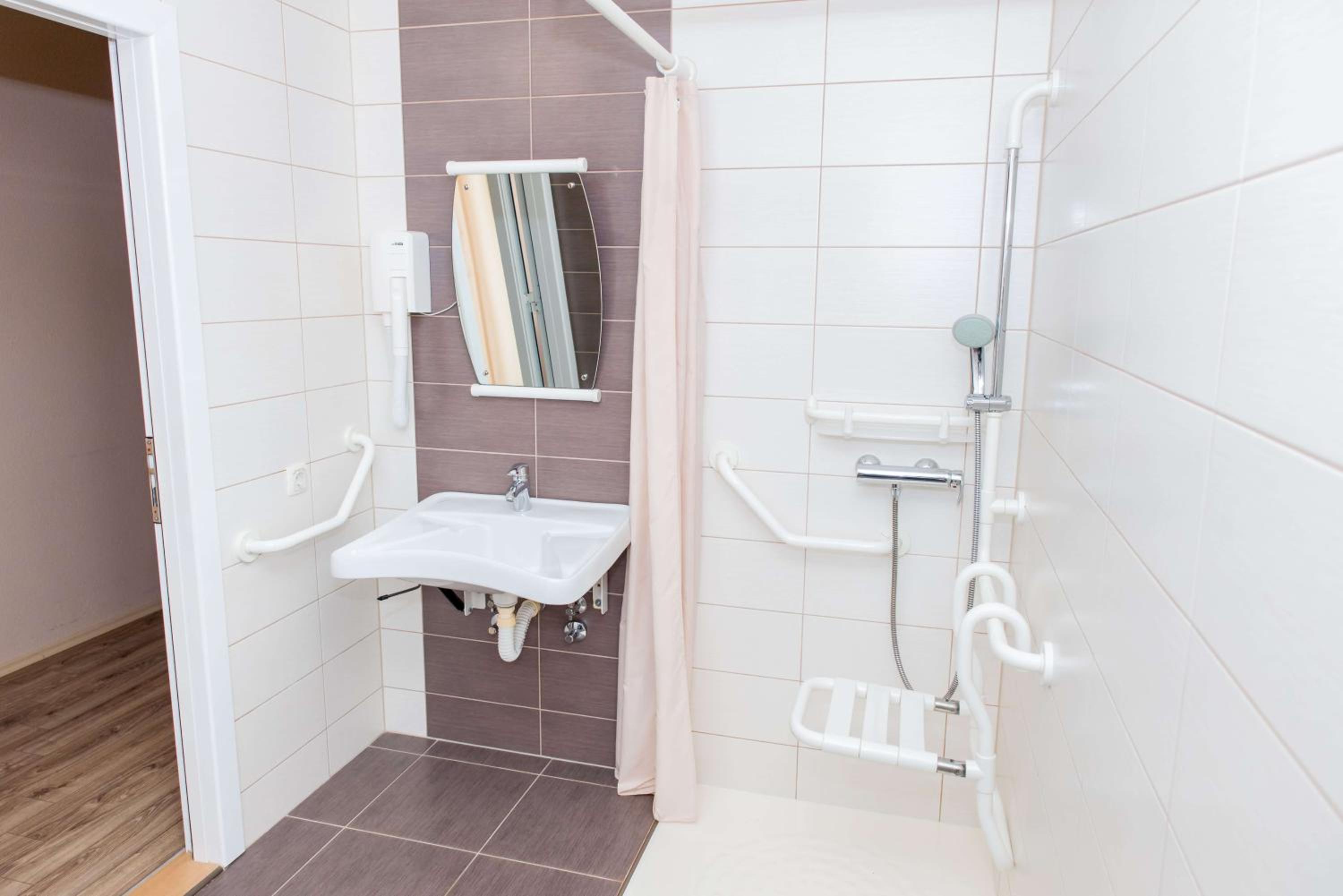 Twin Room - Disability Access photo 3