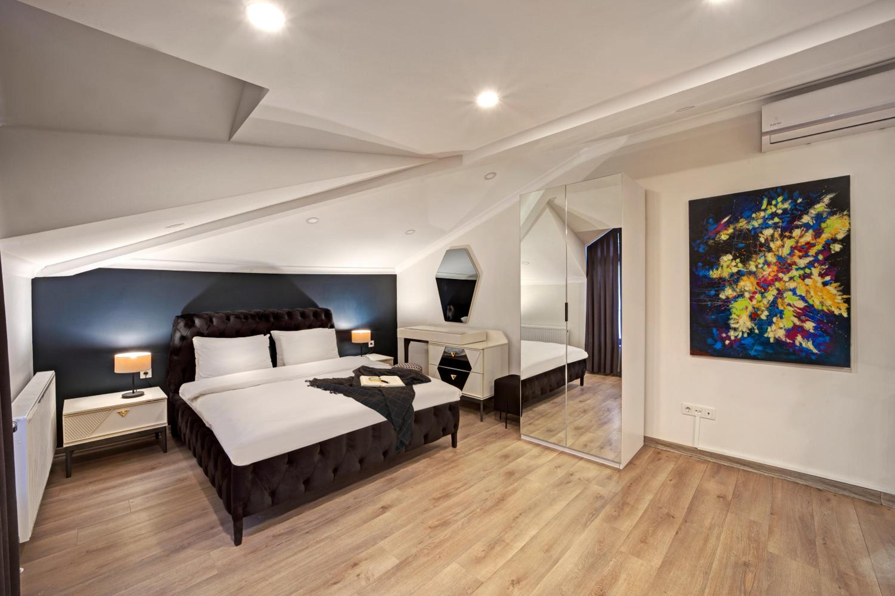 Deluxe Suite with Spa Bath photo 3