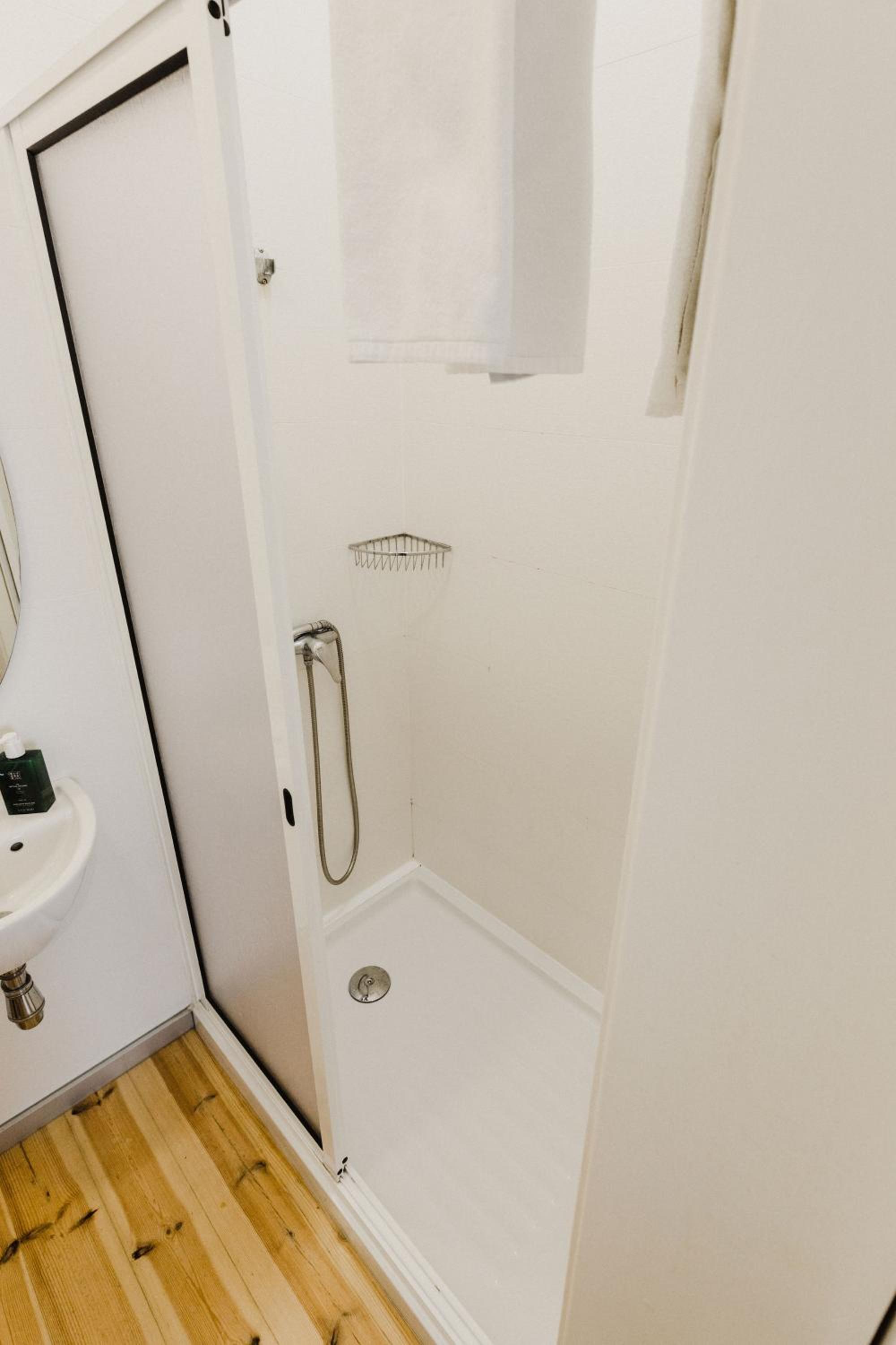 Twin Room - Photo 3