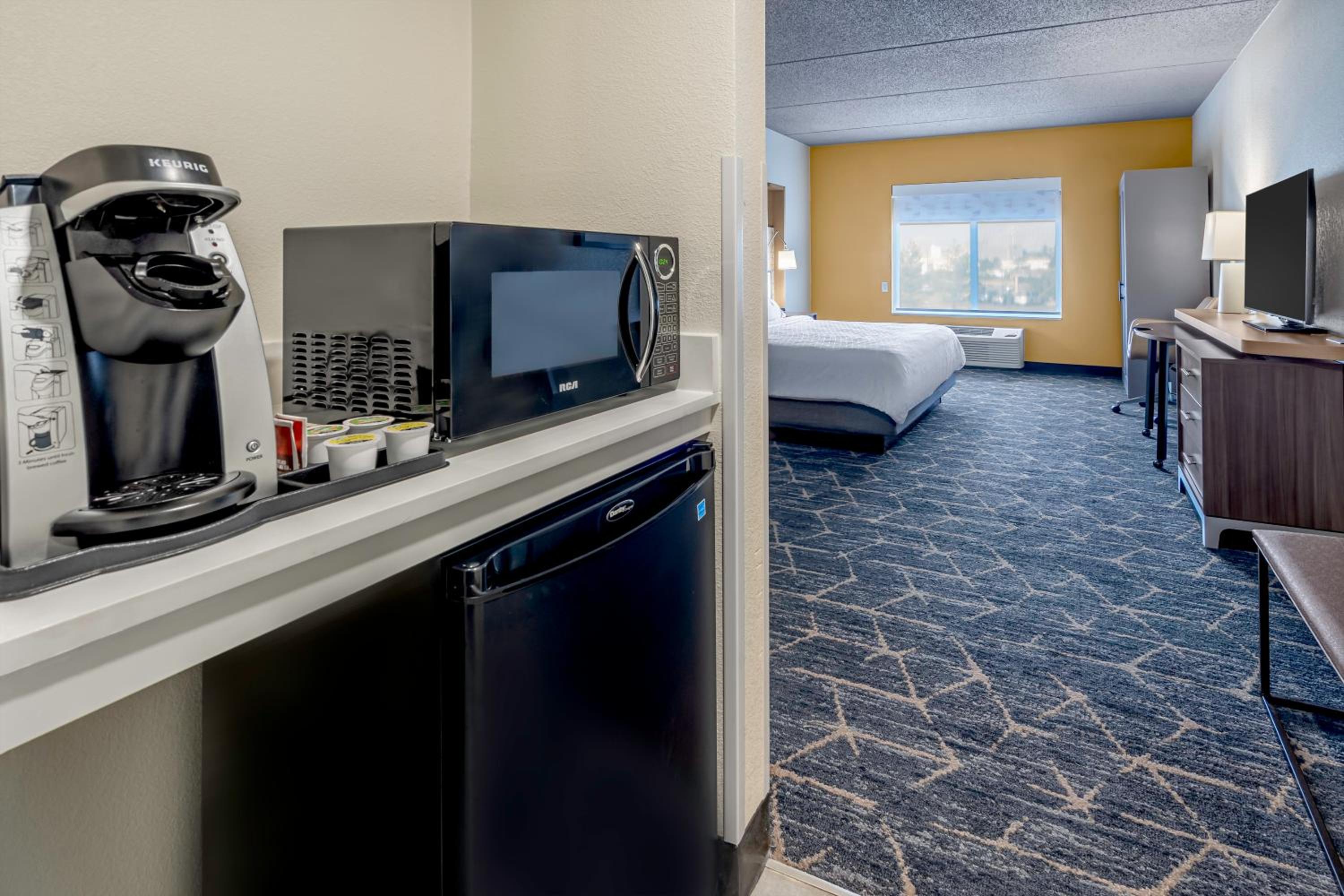 Standard King Room with Pool View - Photo 1
