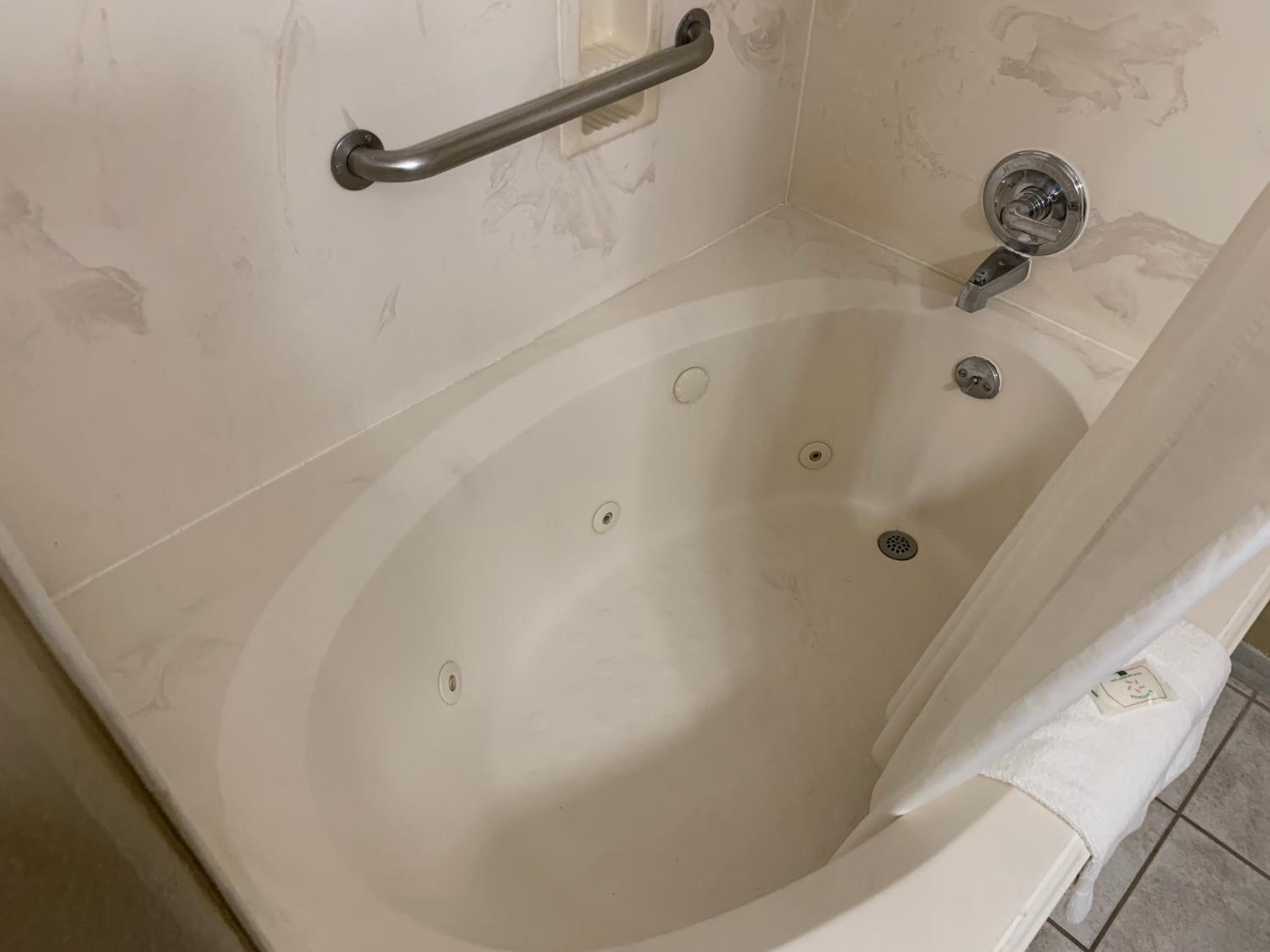 King Suite with Whirlpool - Non-smoking - Photo 5