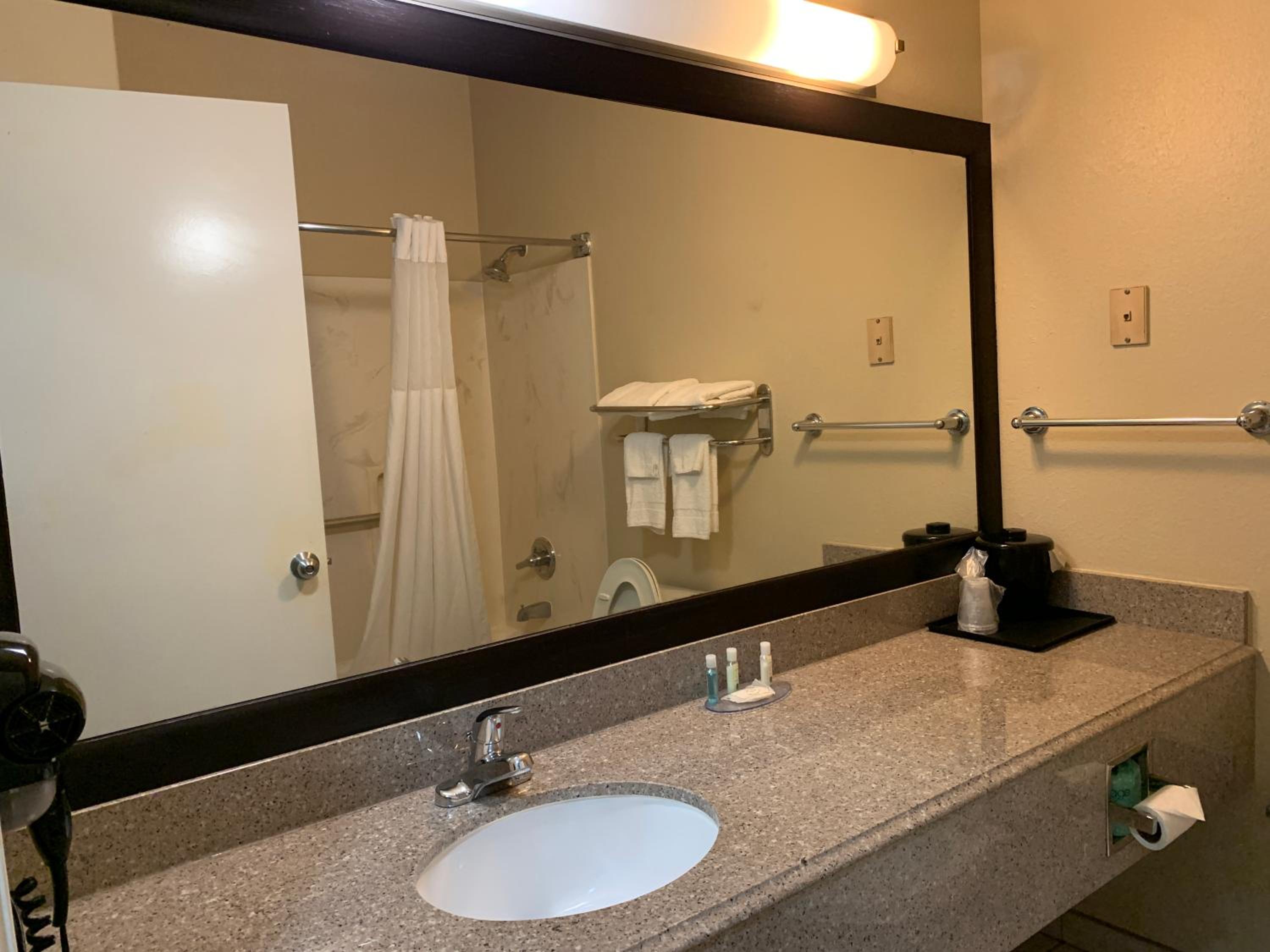 King Suite with Whirlpool - Non-smoking - Photo 2