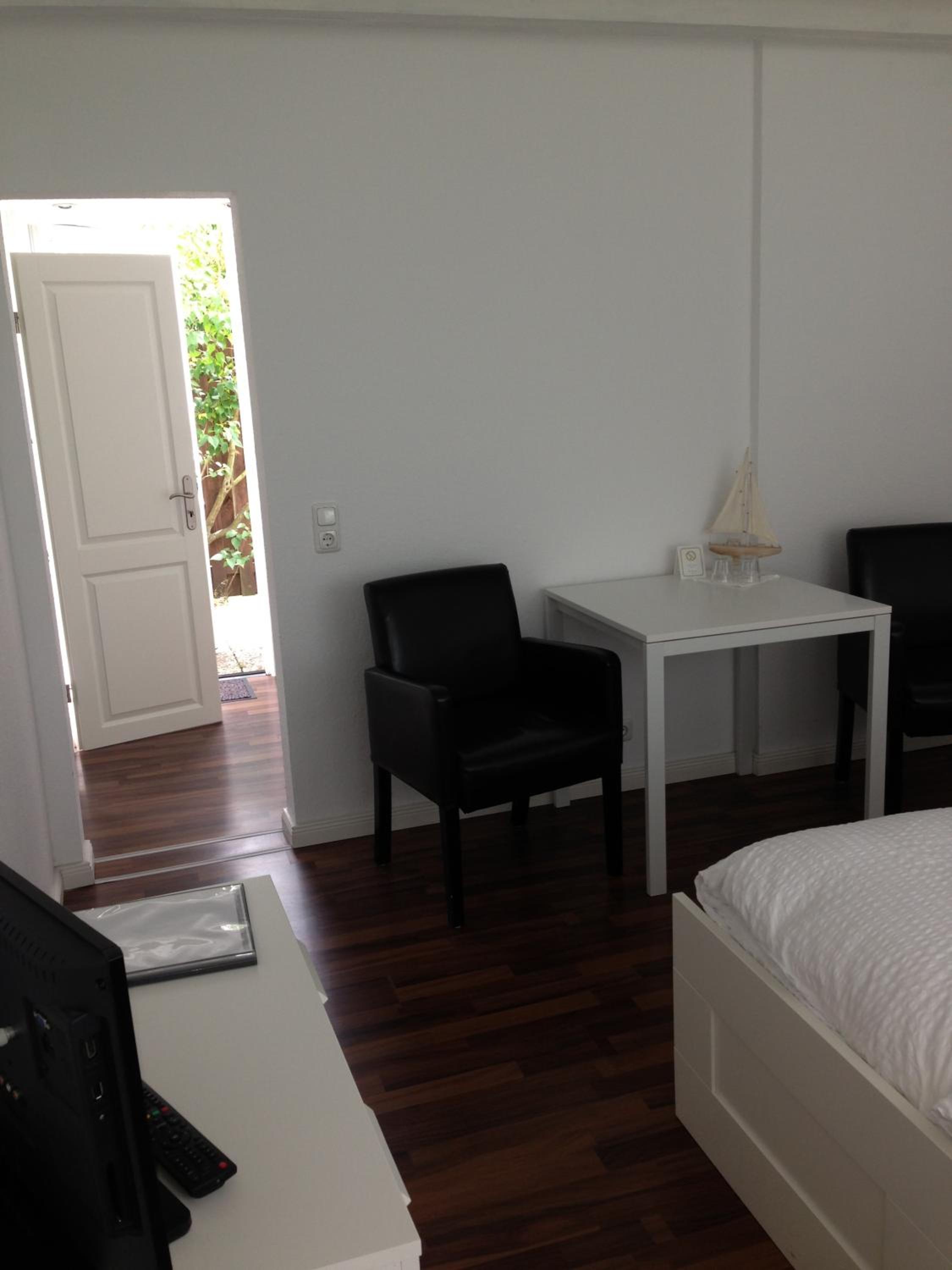 Economy Double Room thumbnail 5