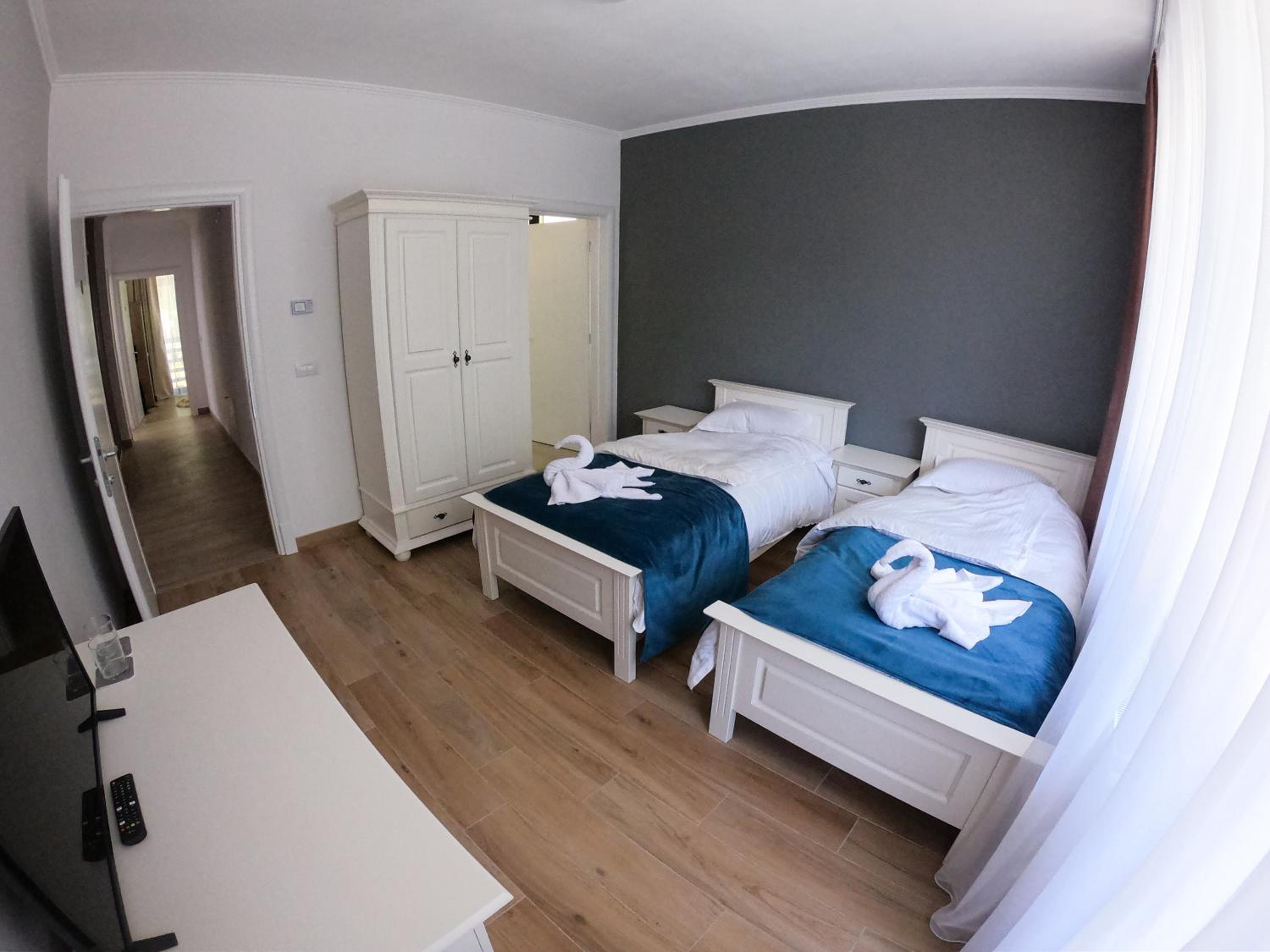 Standard Twin Room - Photo 4