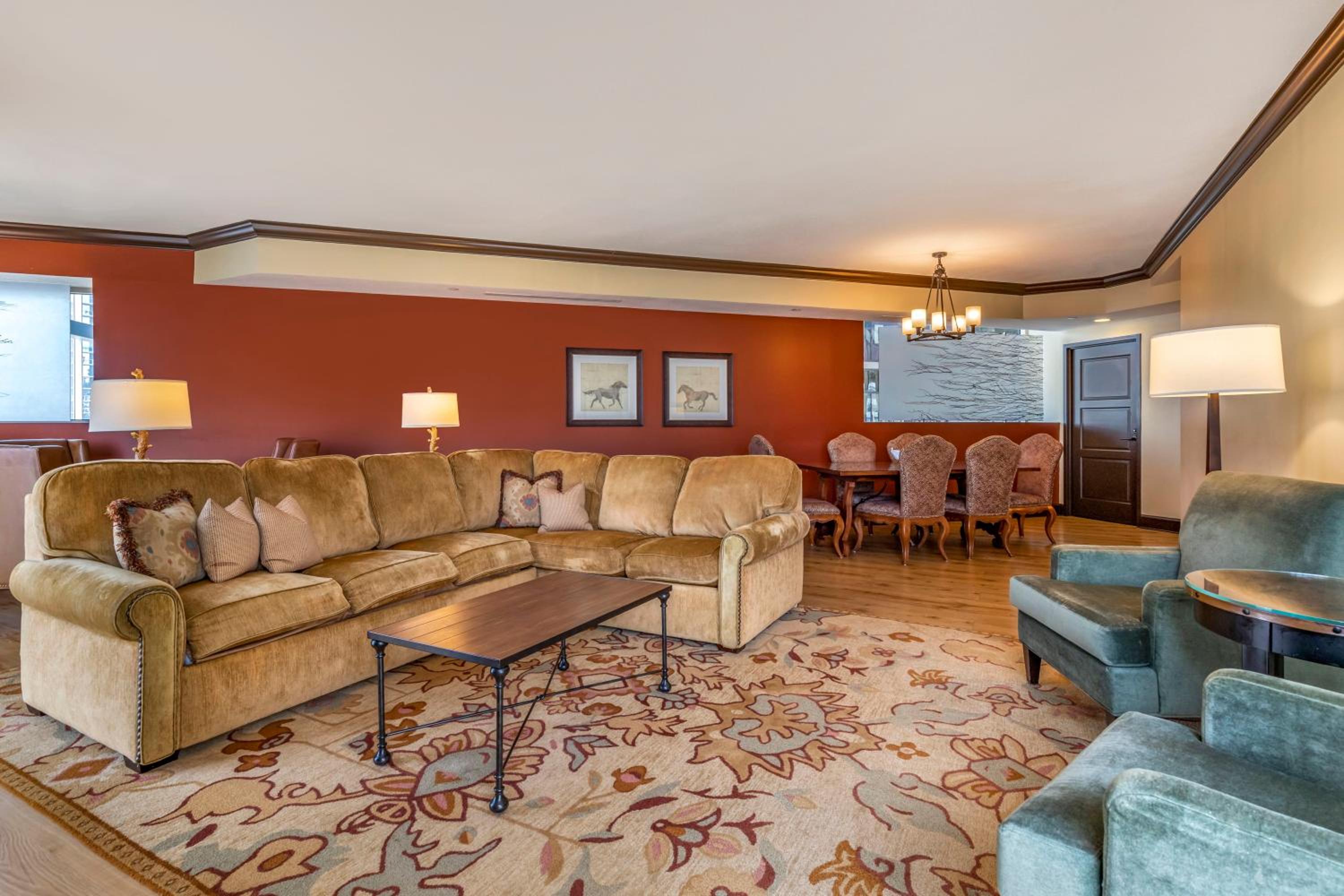Executive Suite 1 Queen Bed with Balcony  " - Photo 2