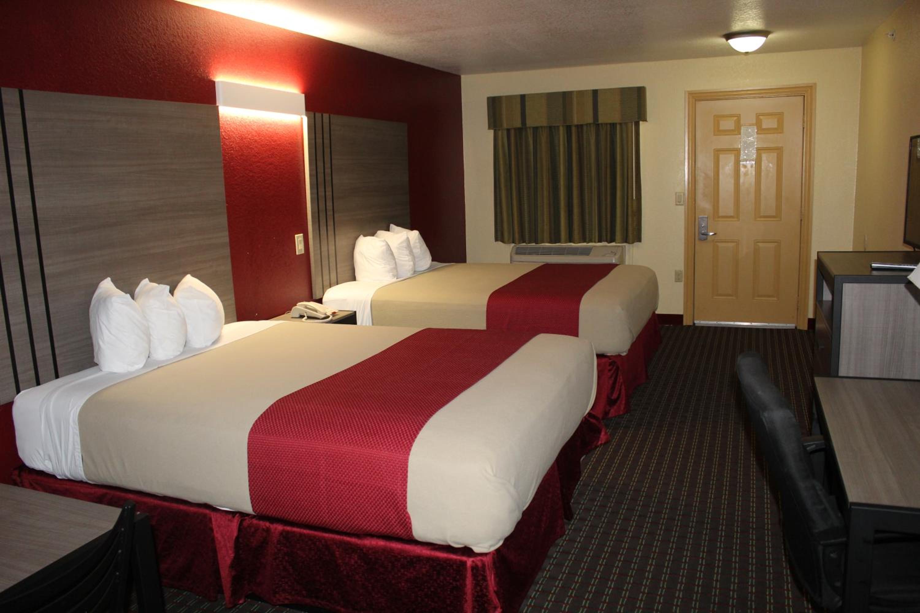 Queen Room with Two Queen Beds photo 1