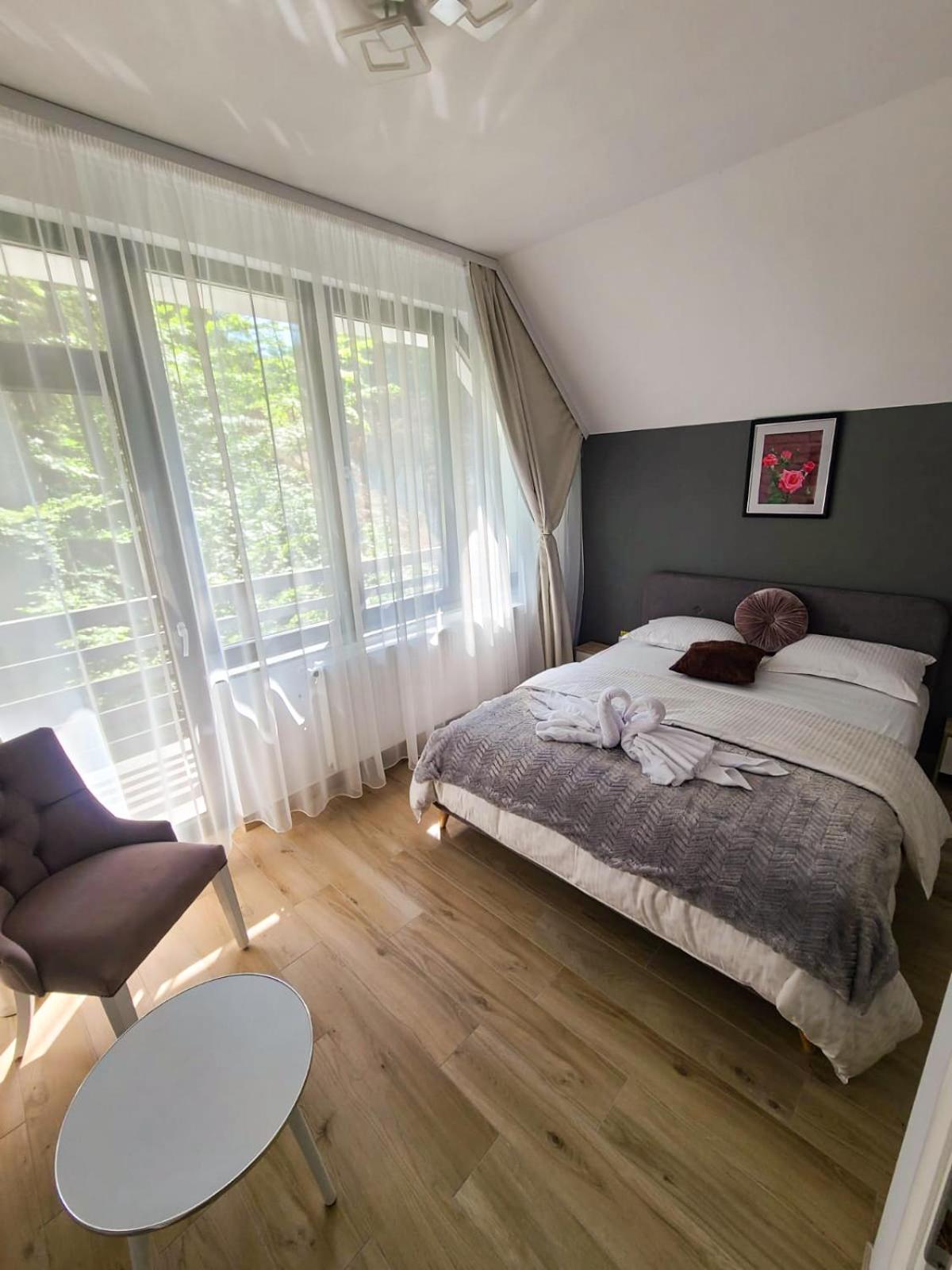 Double Room with Balcony - Photo 7