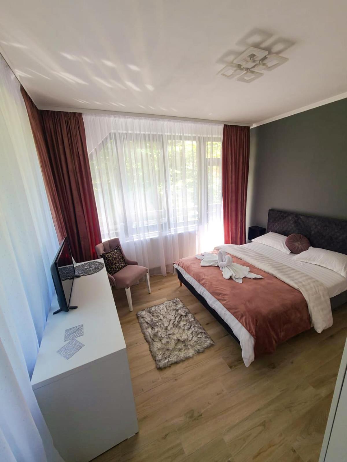 Double Room with Balcony - Photo 3