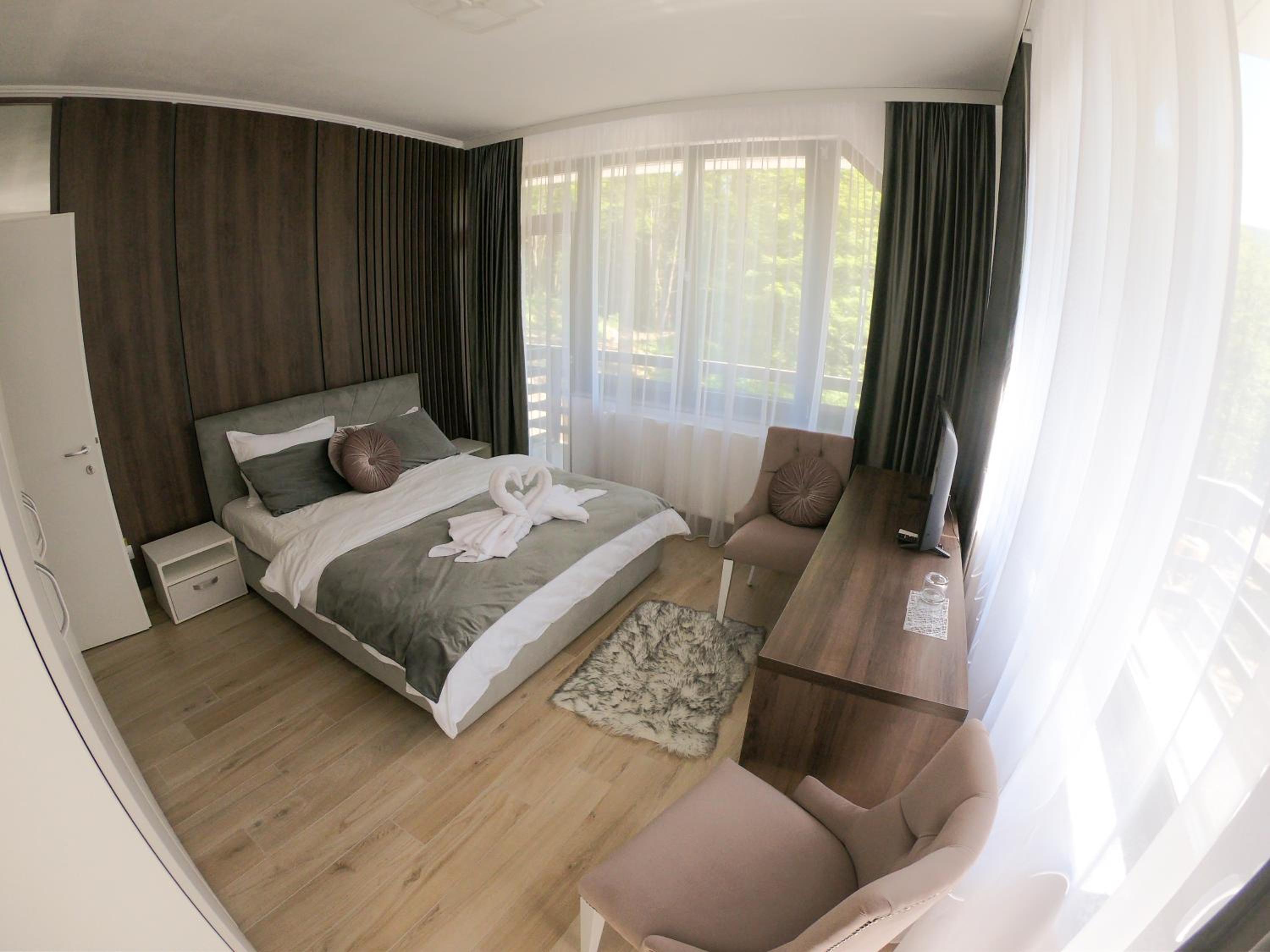 Double Room with Balcony - Photo 8