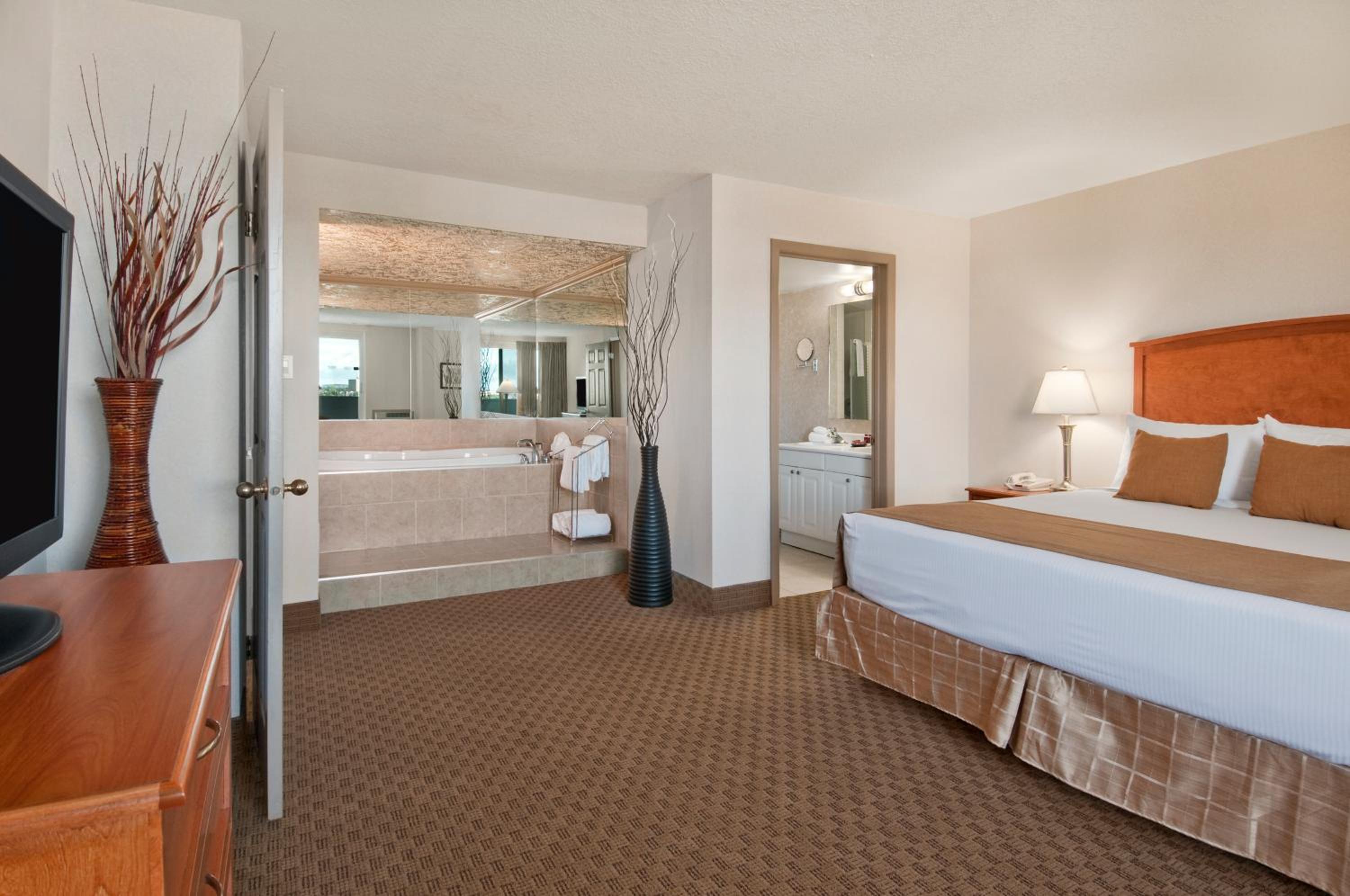 One-Bedroom King Suite with Jetted tub - Non-smoking - Photo 5