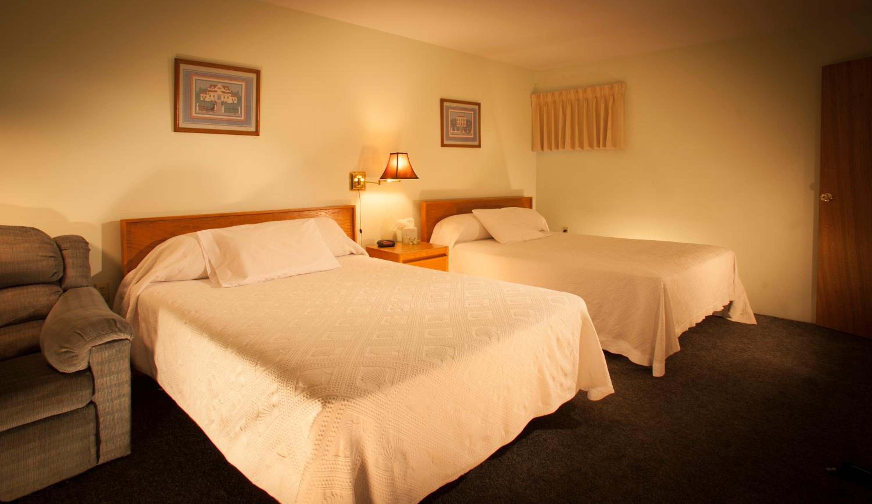 Standard Queen Room with Two Queen Beds photo 1