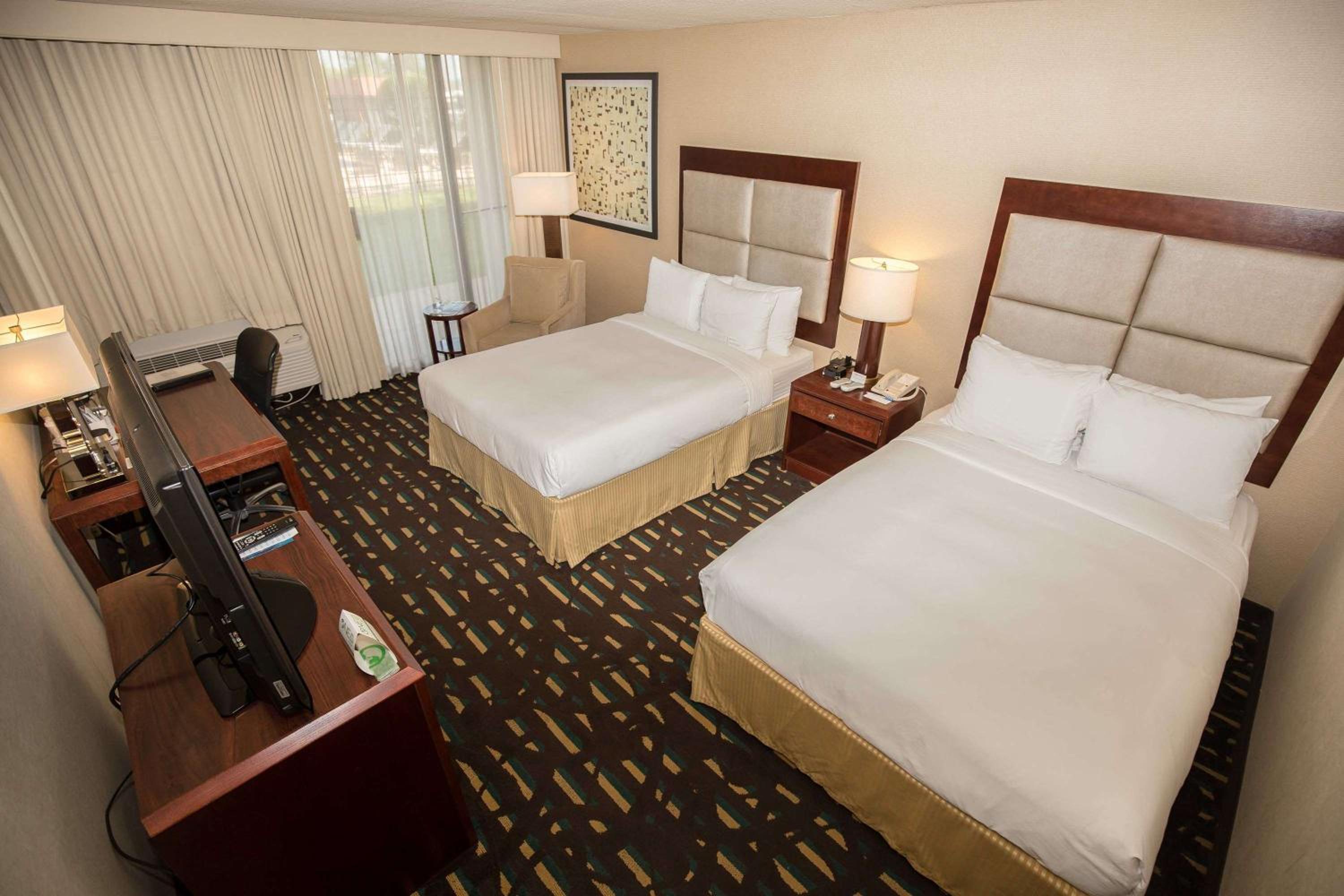 Queen Room with Two Queen Beds - Non-Smoking - Photo 5
