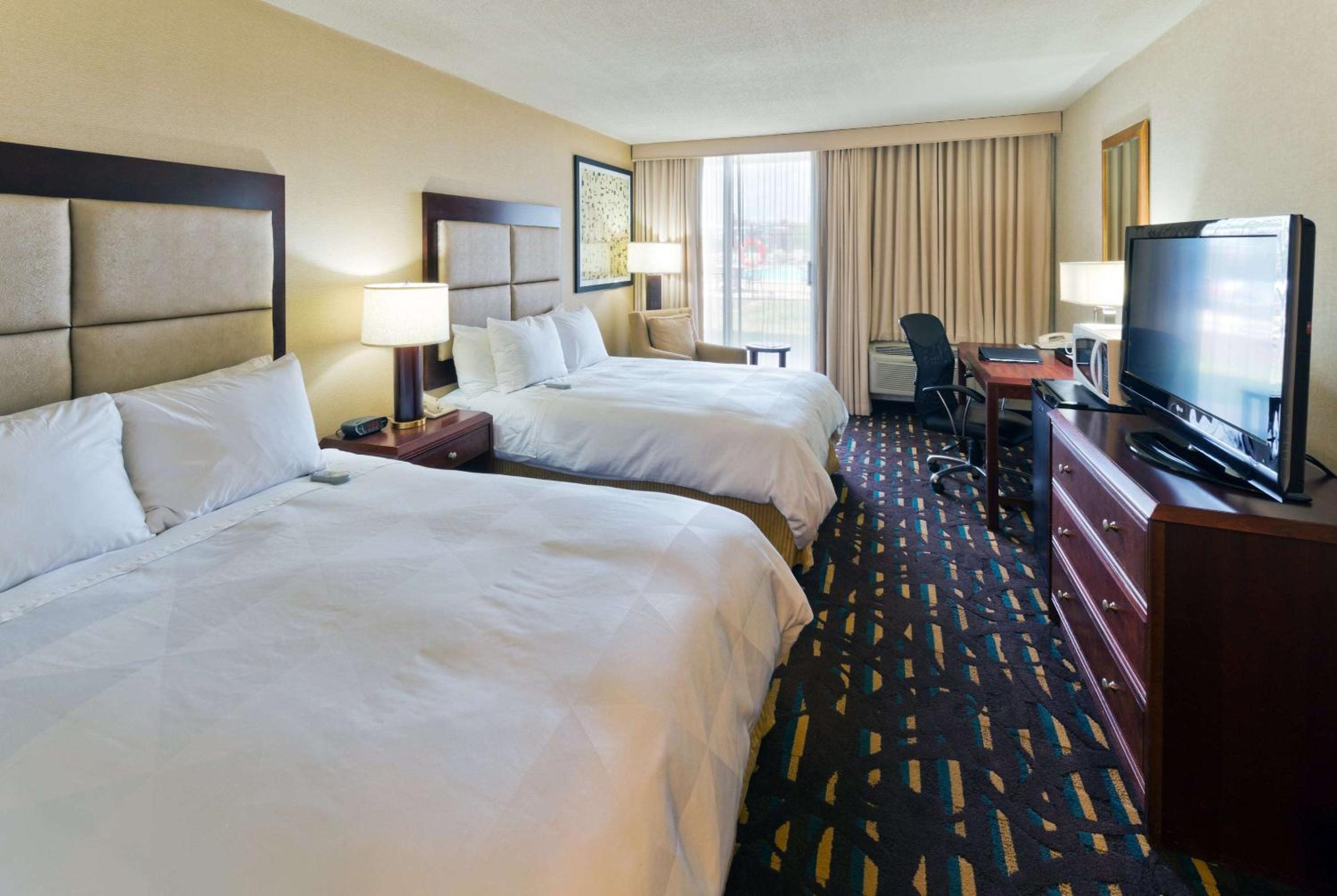 Queen Room with Two Queen Beds - Non-Smoking - Photo 6