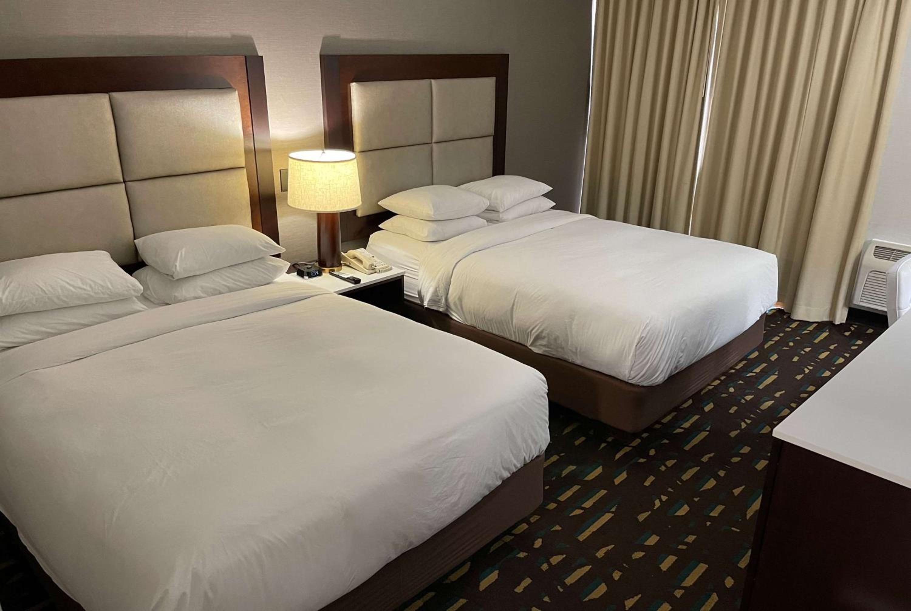 Queen Room with Two Queen Beds - Non-Smoking - Photo 7