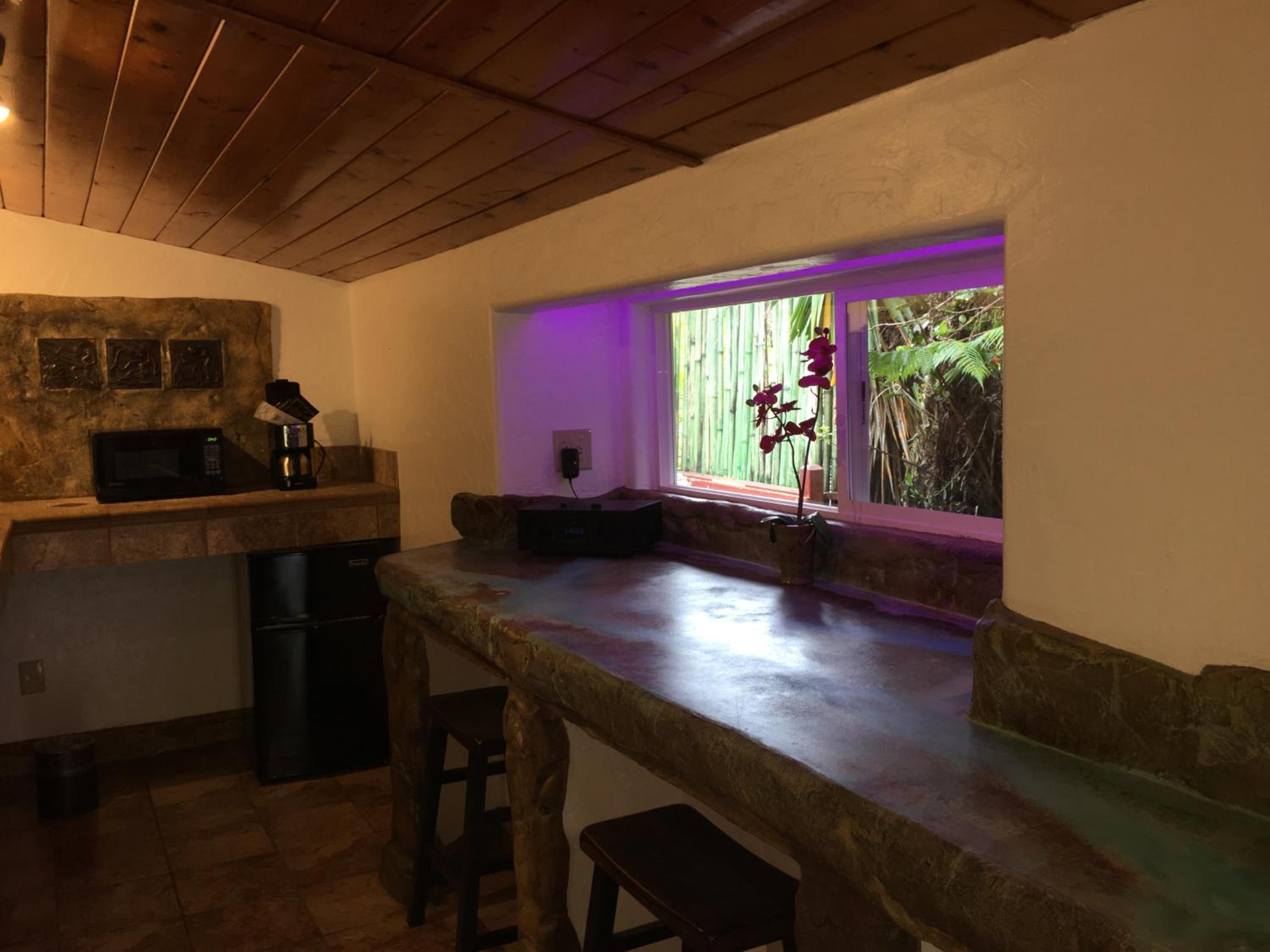 Standard Room, 1 Queen Bed (Chalet Kilauea Hotel) - Photo 27