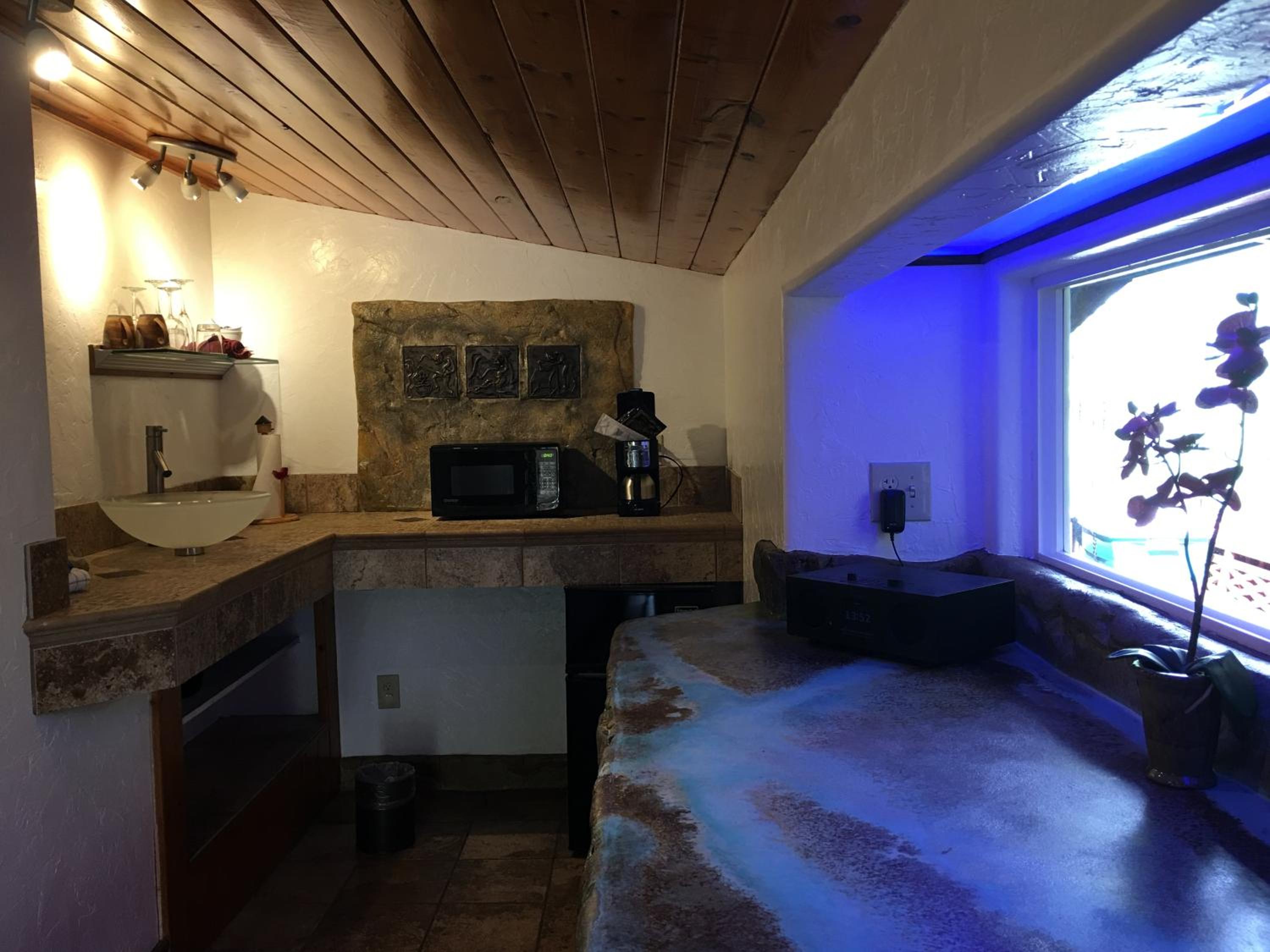 Standard Room, 1 Queen Bed (Chalet Kilauea Hotel) - Photo 29
