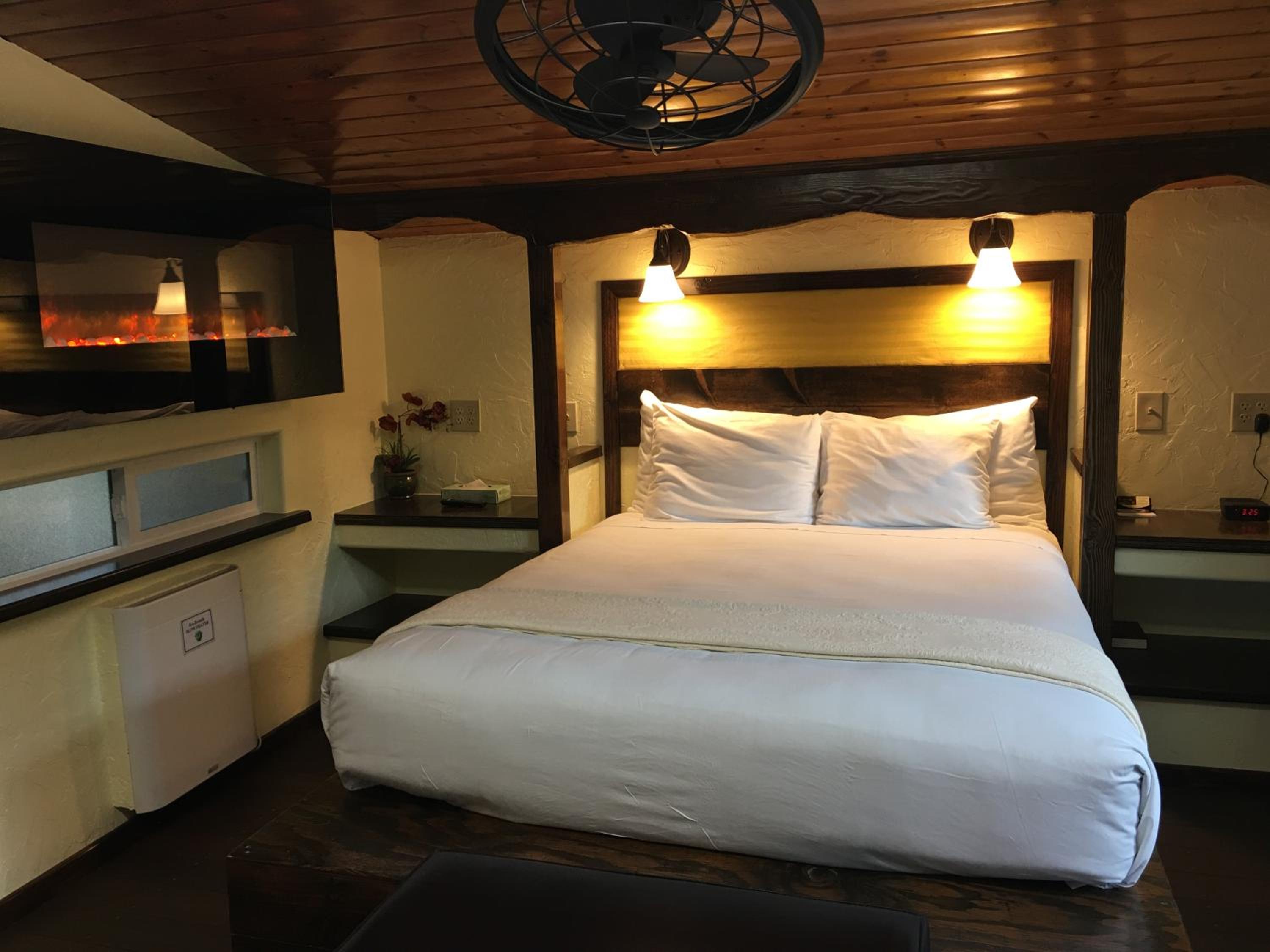 Standard Room, 1 Queen Bed (Chalet Kilauea Hotel) - Photo 17