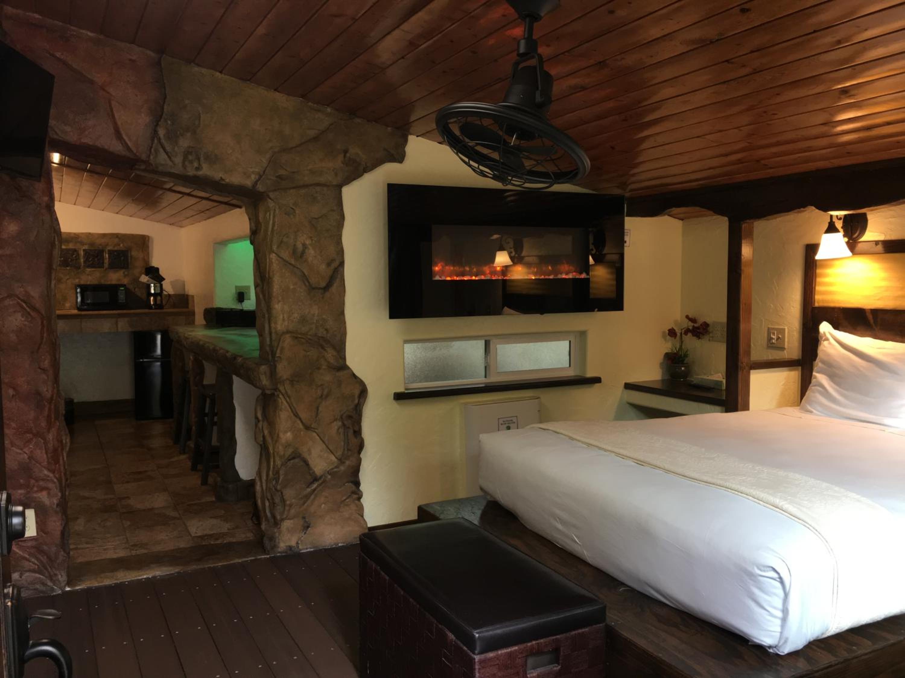 Standard Room, 1 Queen Bed (Chalet Kilauea Hotel) - Photo 2