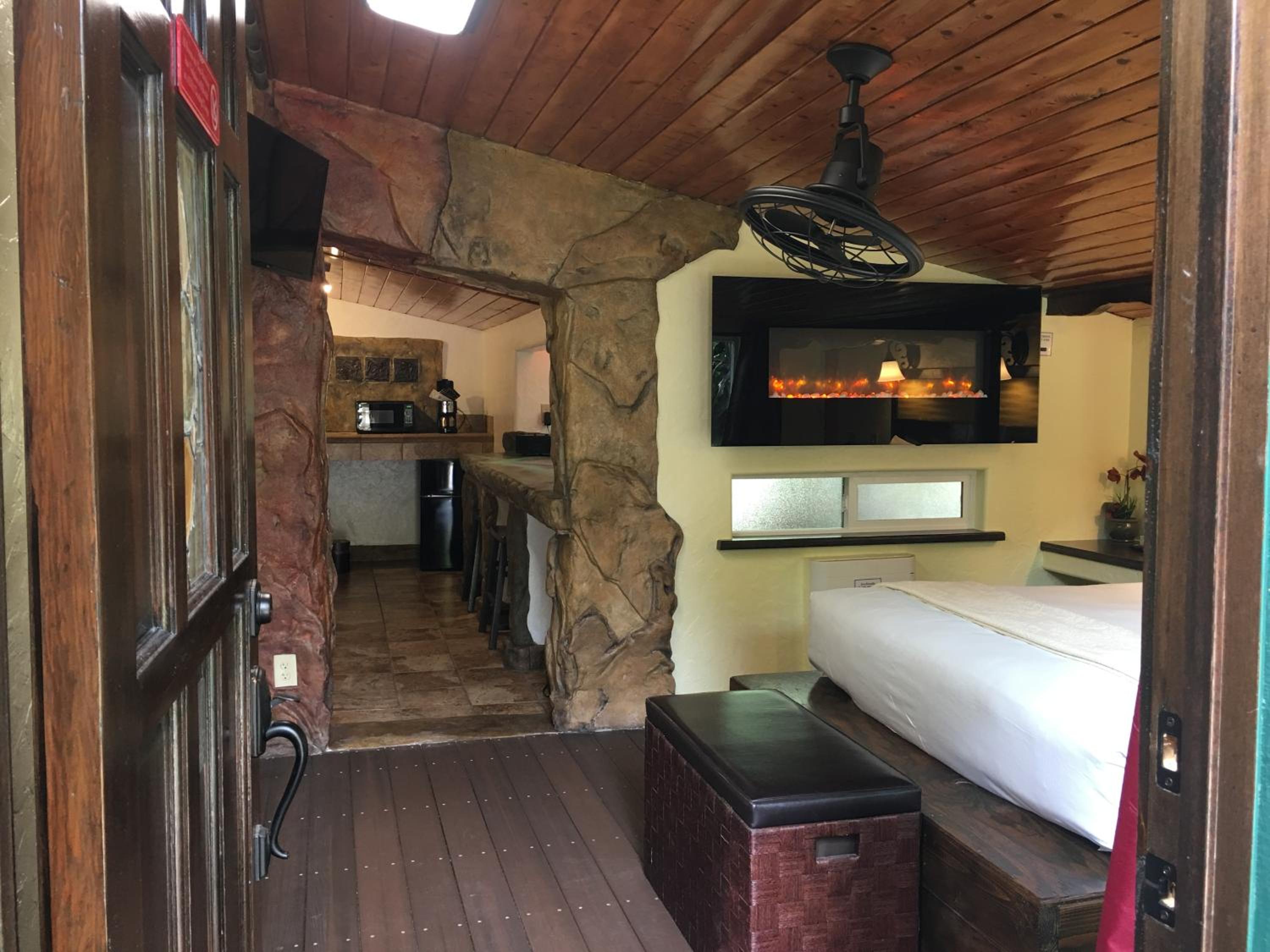 Standard Room, 1 Queen Bed (Chalet Kilauea Hotel) - Photo 31