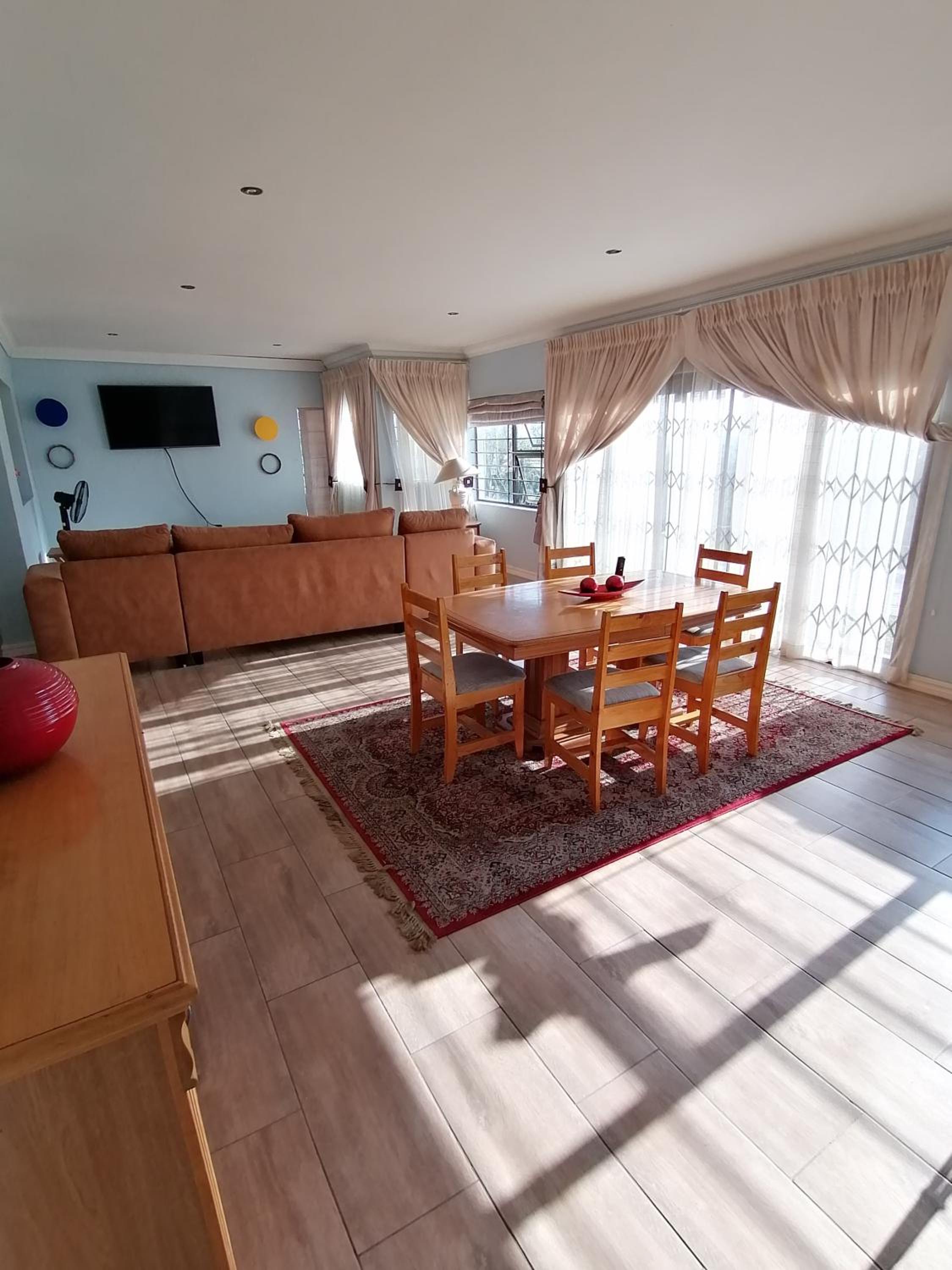 Three-Bedroom Villa - Photo 4