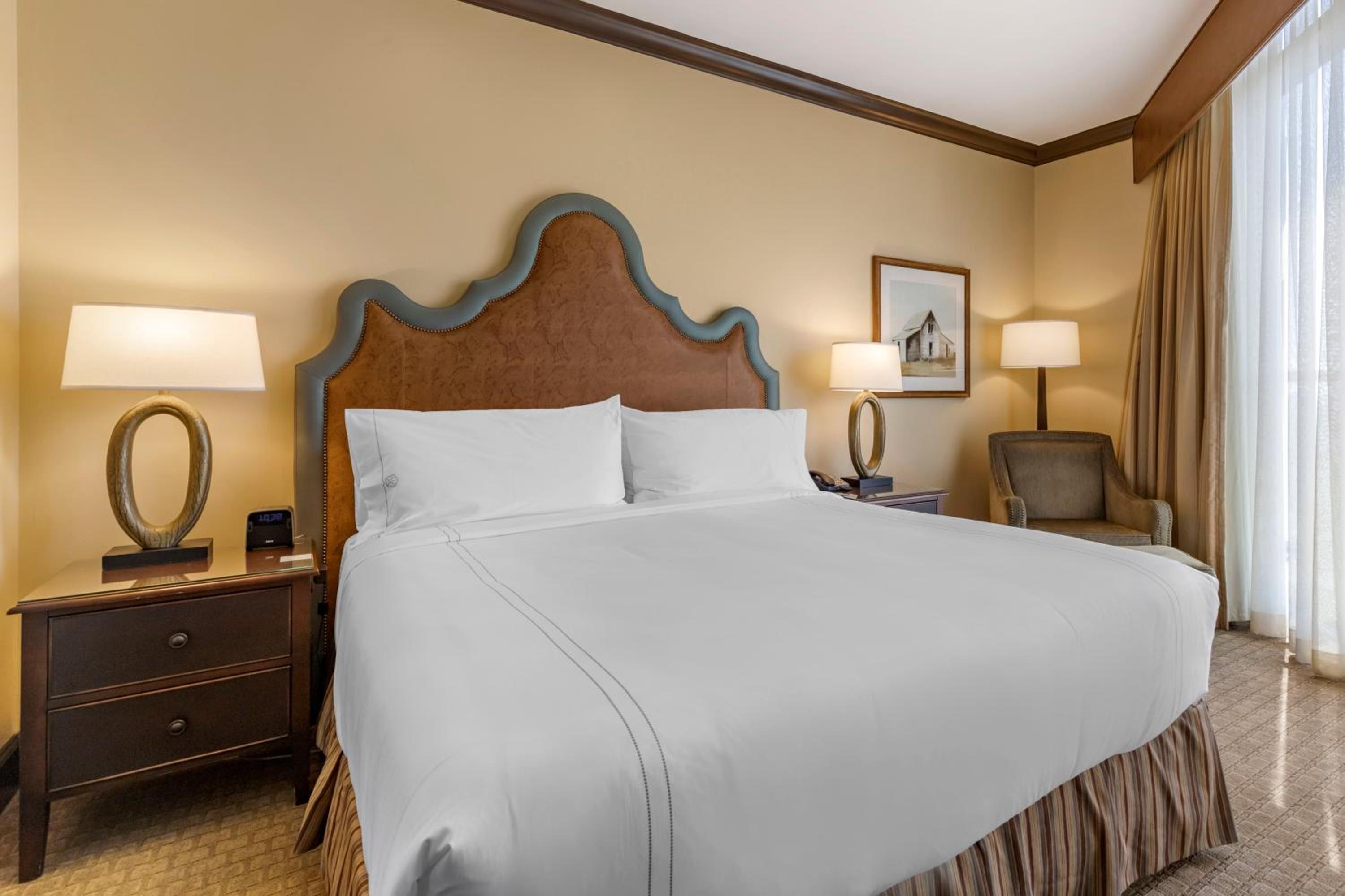 Traditional Room 1 King Bed with Balcony  - Photo 1