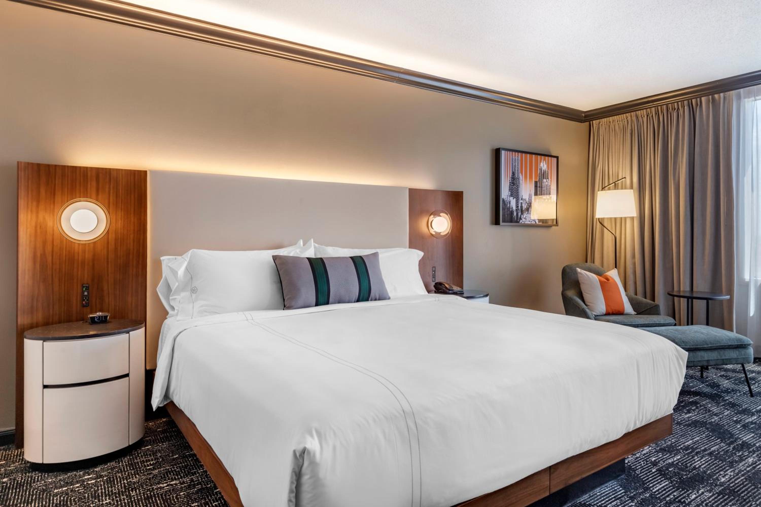 Deluxe King Room - Photo 7