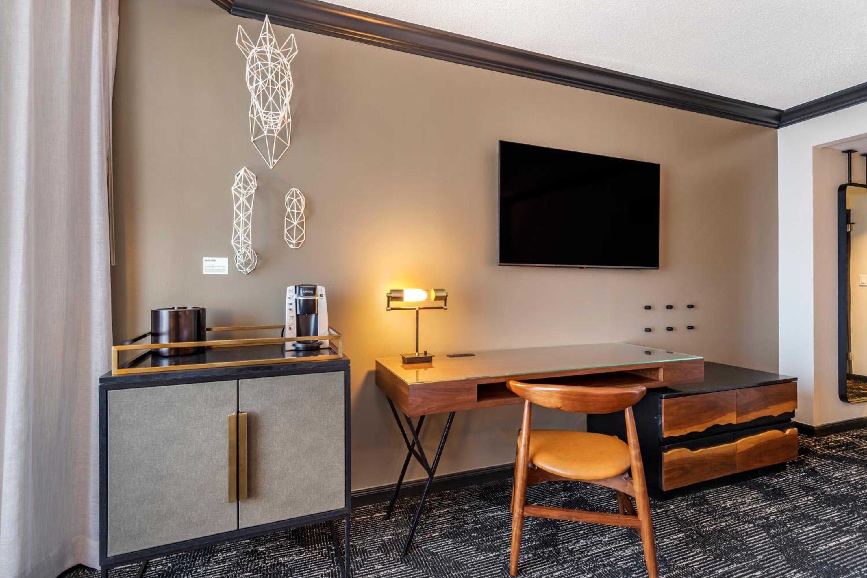 Deluxe King Room - Photo 4