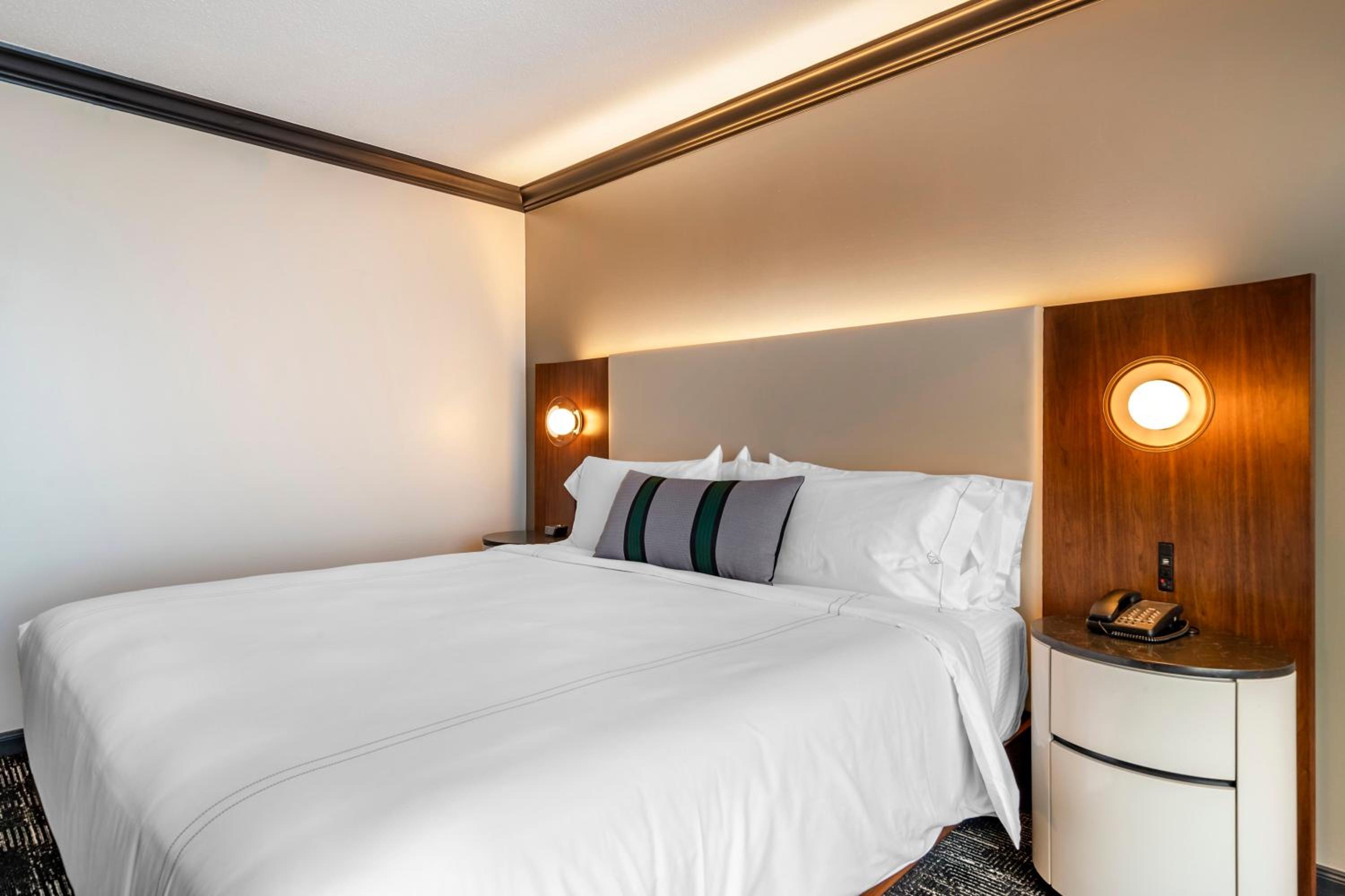 Deluxe King Room - Photo 3