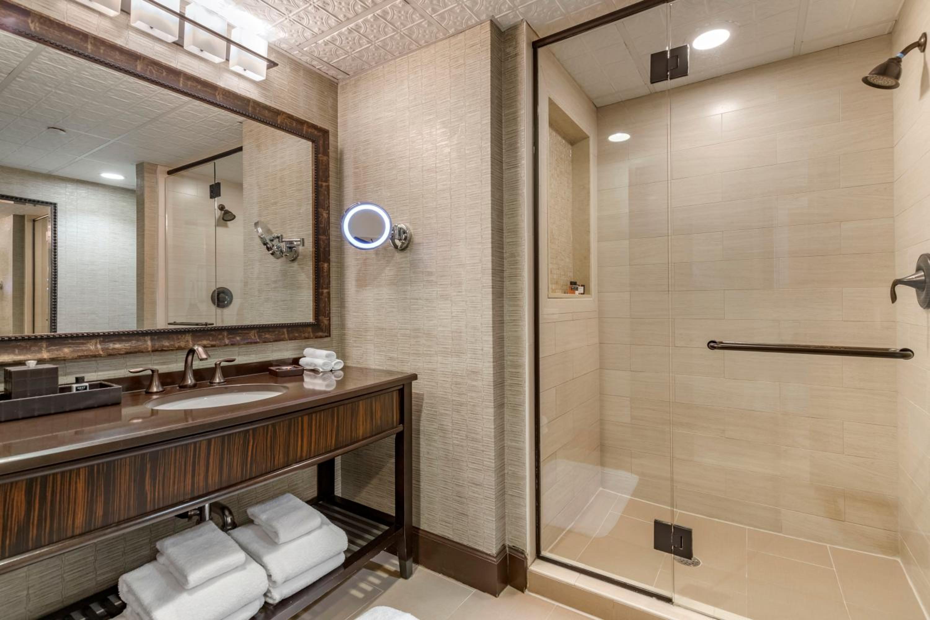 Executive One Bedroom Suite 1 Bed with Balcony - Photo 2
