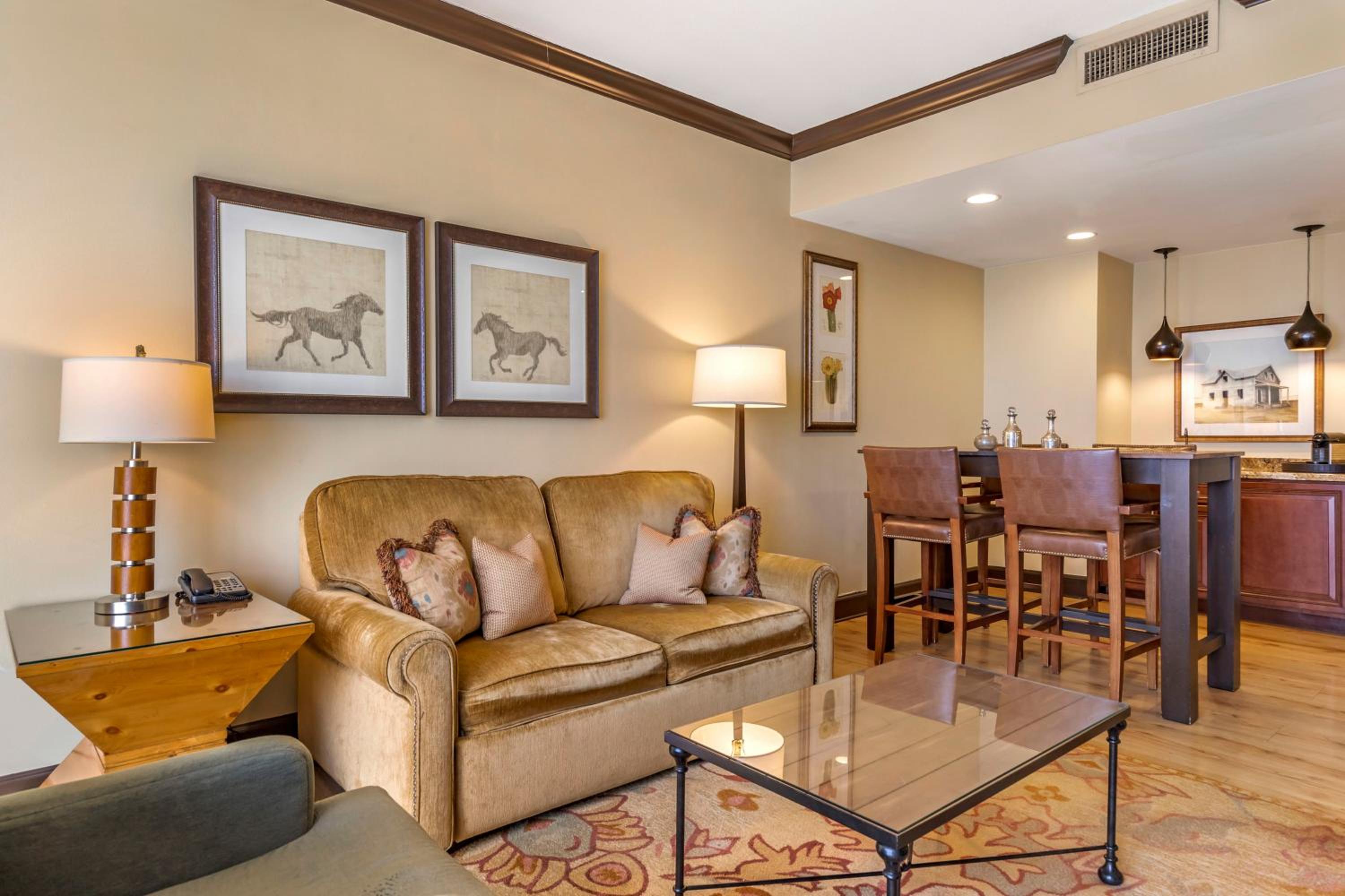Executive One-Bedroom King Suite - Photo 3