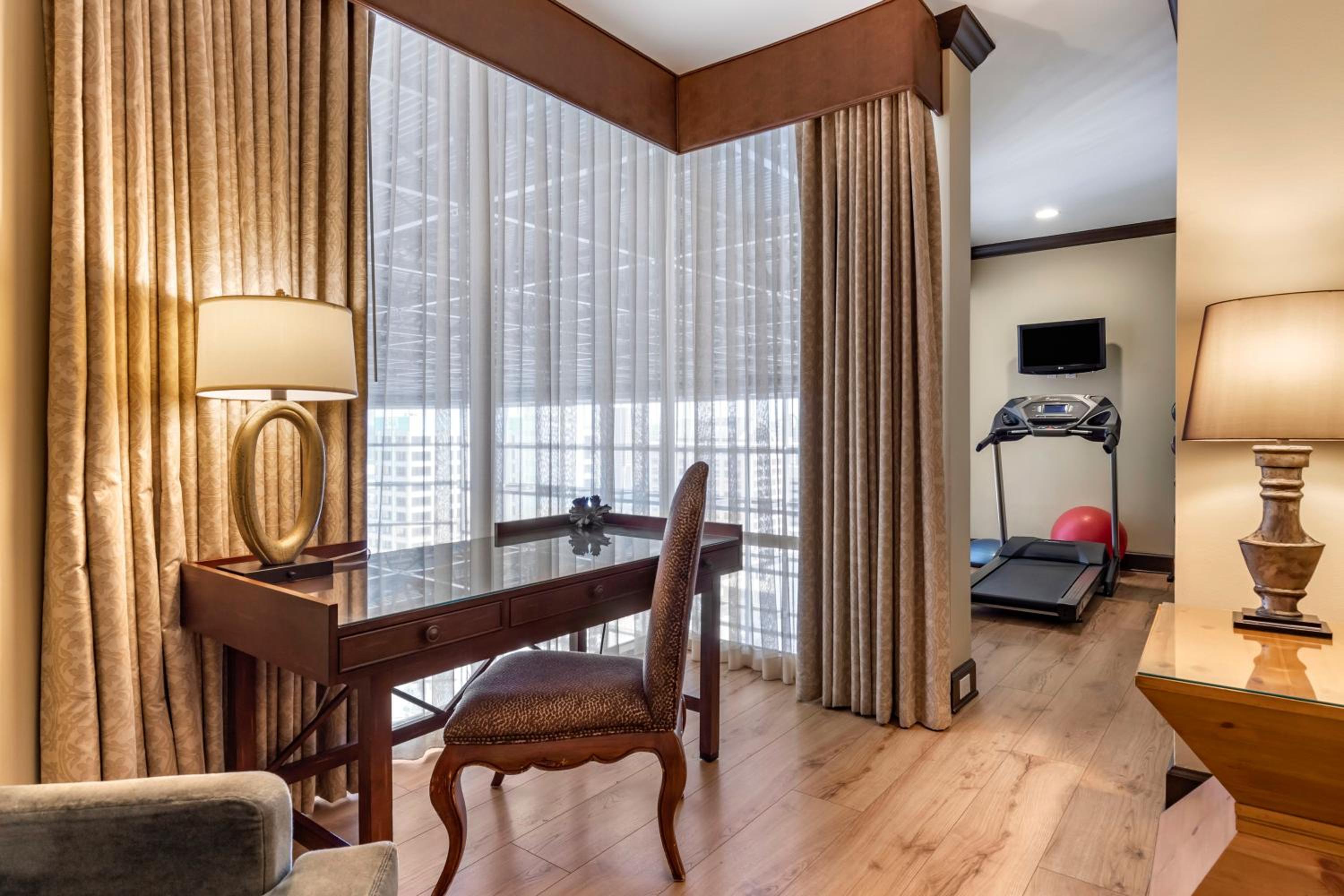 Get Fit One Bedroom Suite - 1 King Bed - Photo 2