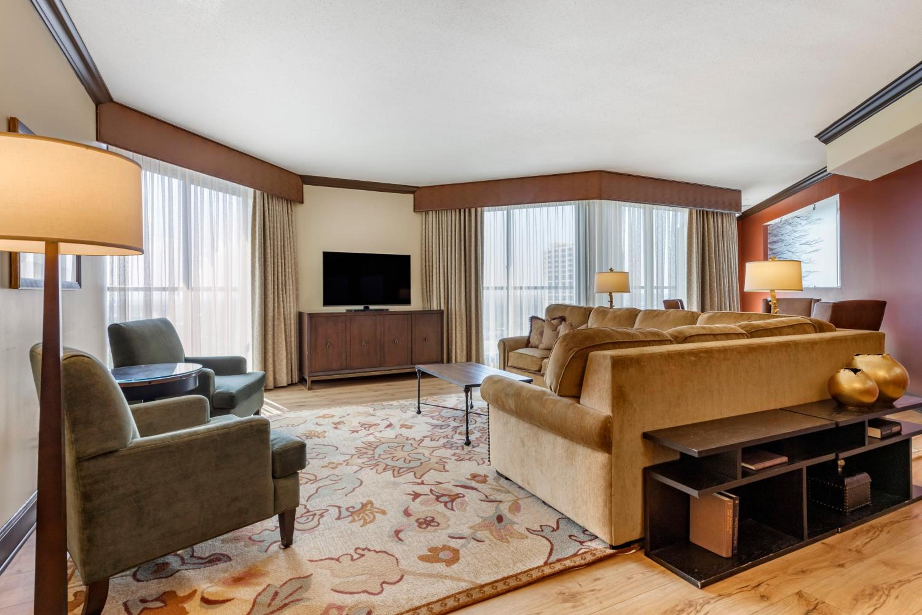 Executive Suite 1 Queen Bed with Balcony  " - Photo 7