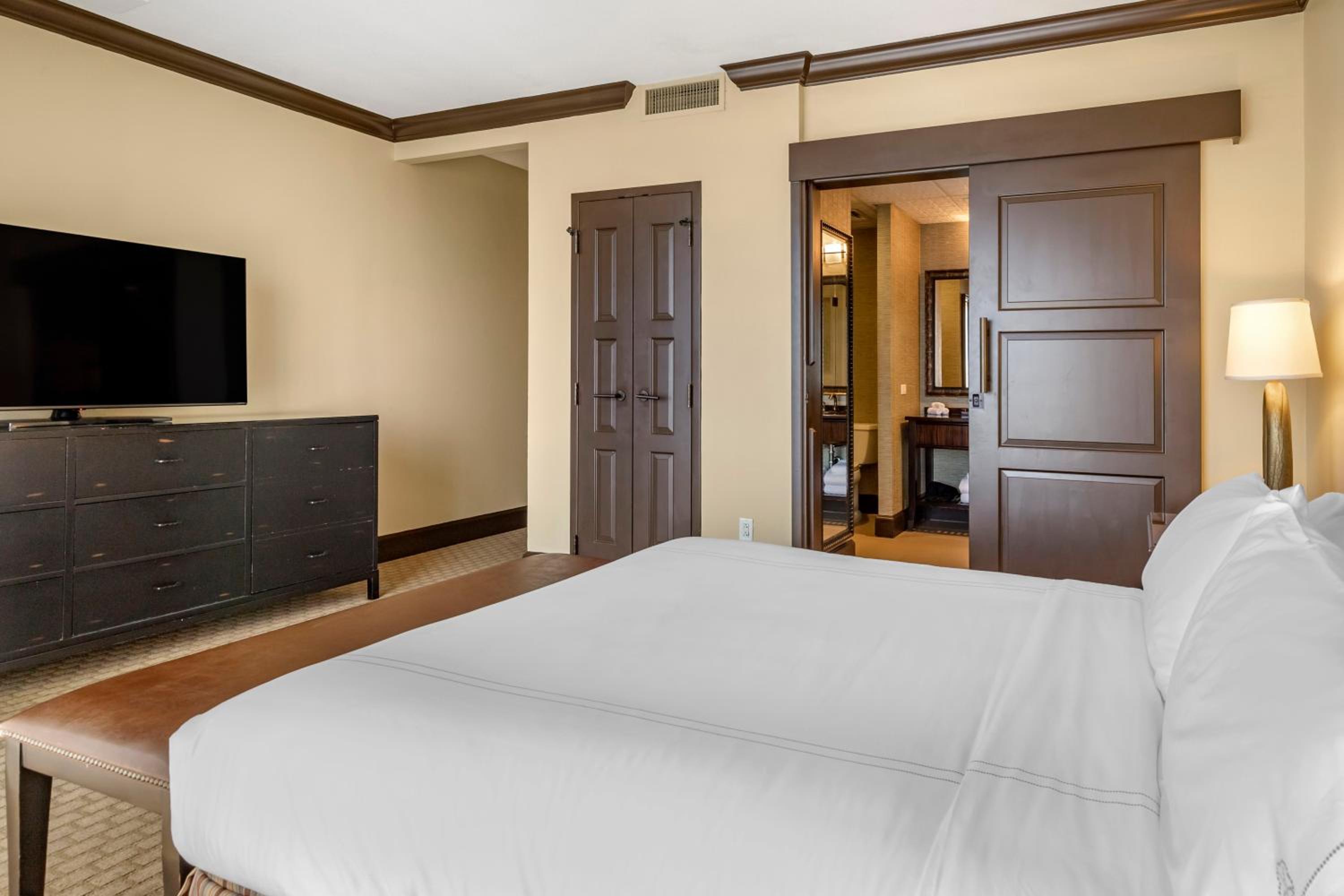 Executive Suite 1 Queen Bed with Balcony  " - Photo 1