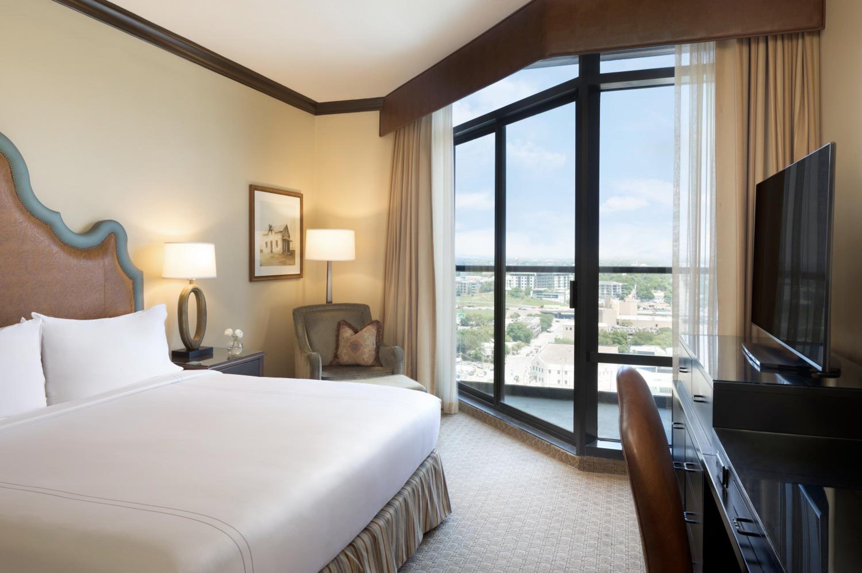 Executive One Bedroom Suite 1 Bed with Balcony - Photo 8