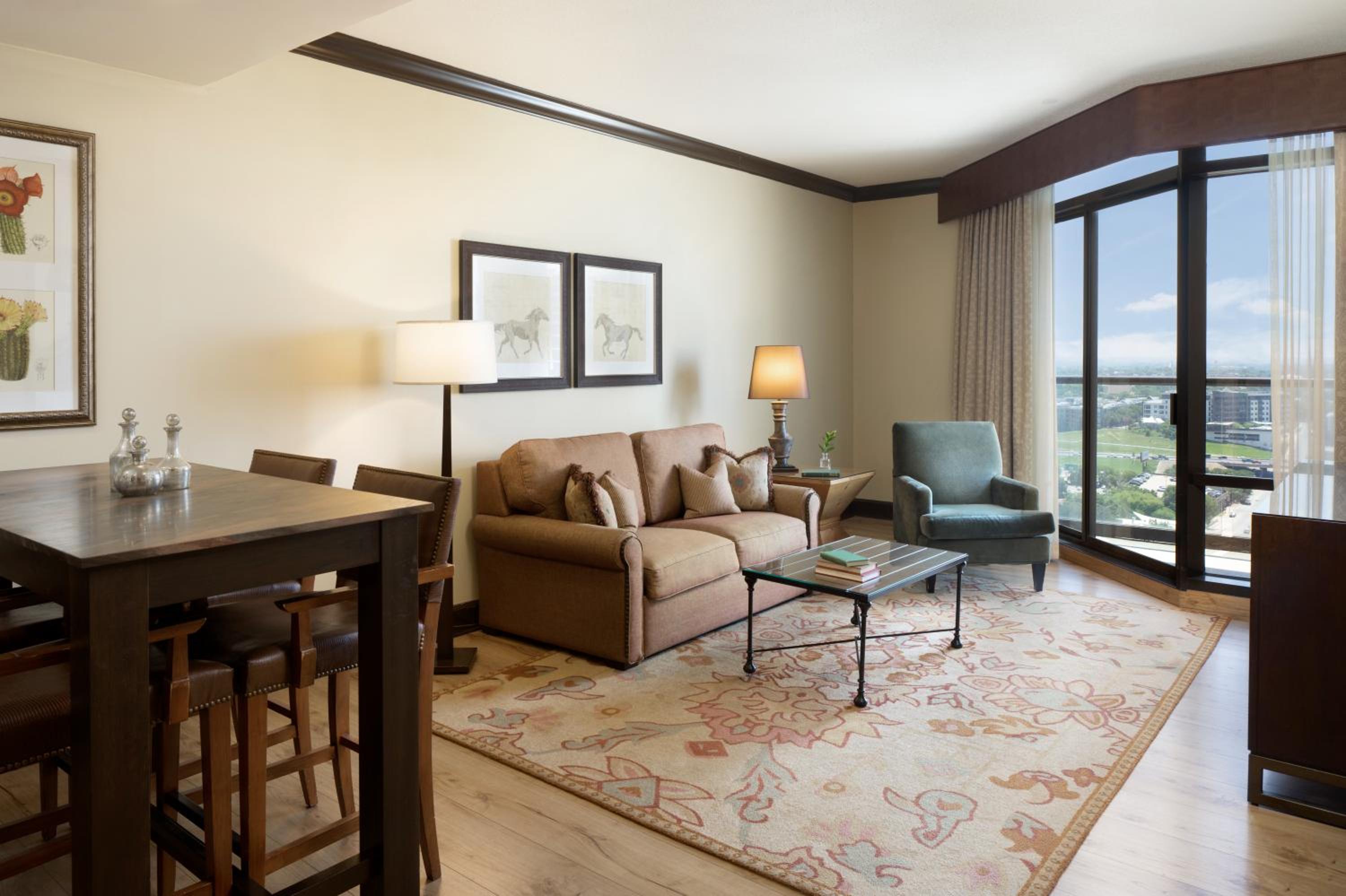 Executive One Bedroom Suite 1 Bed with Balcony - Photo 5
