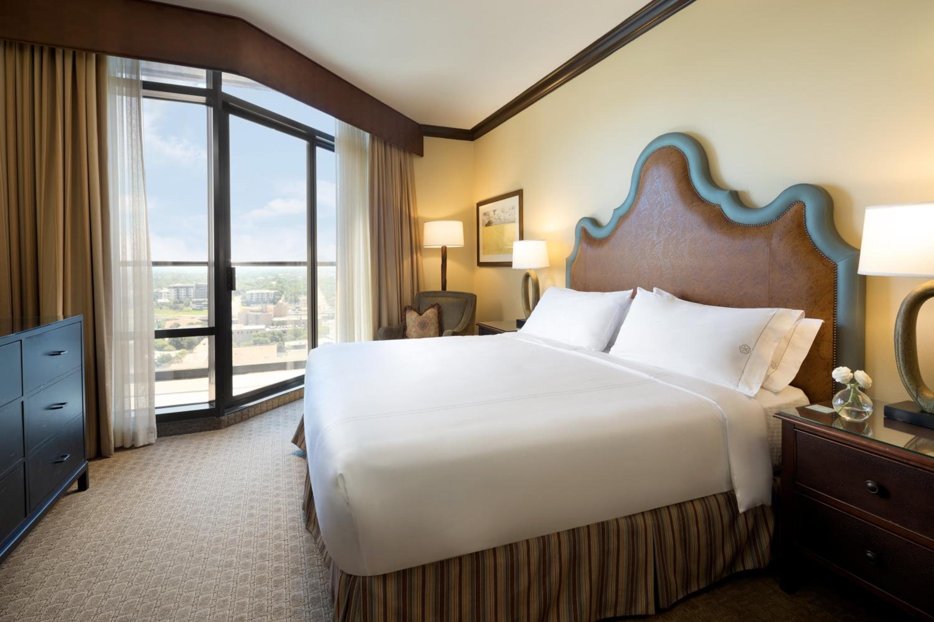 Executive One Bedroom Suite 1 Bed with Balcony - Photo 3