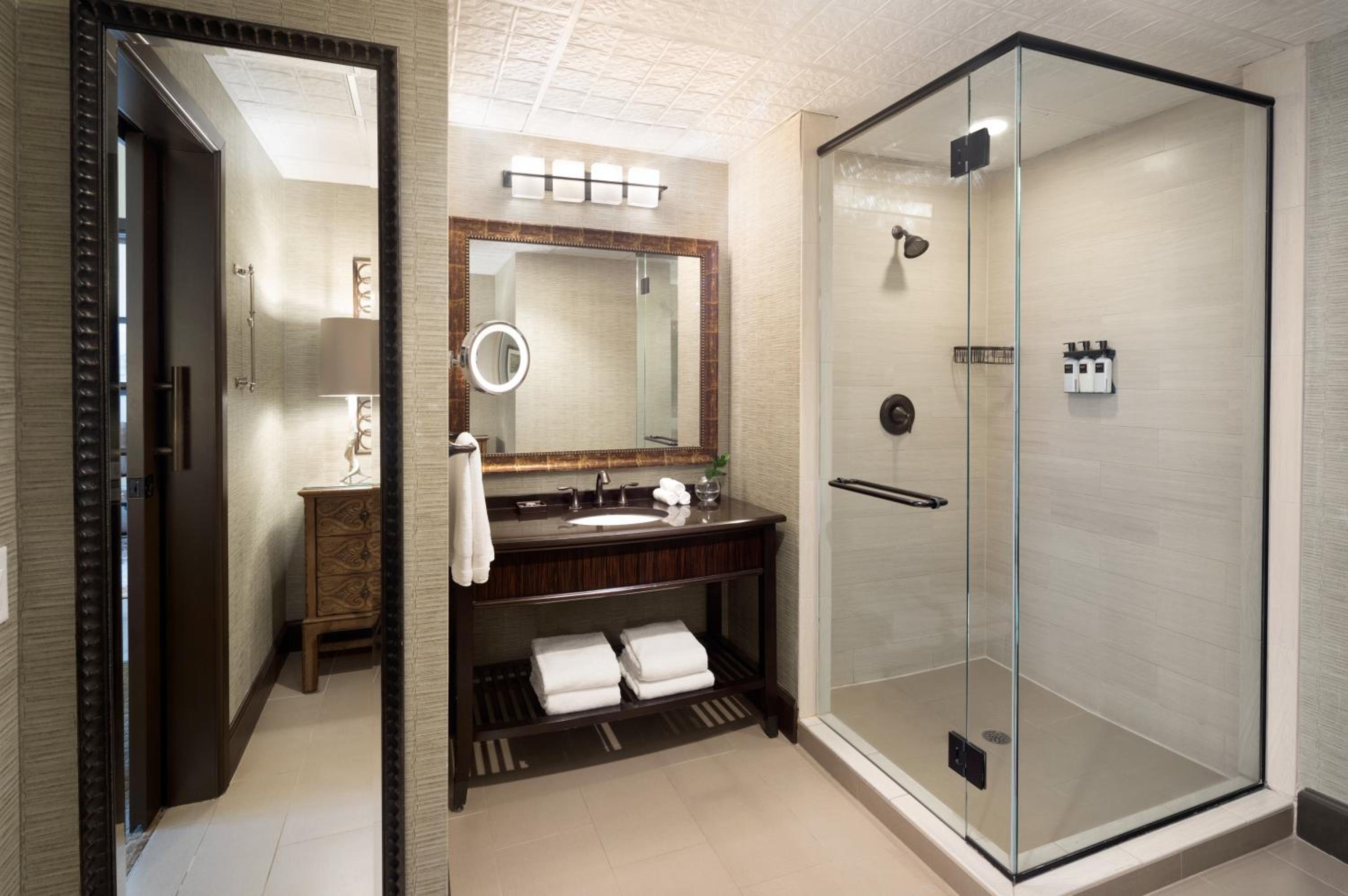 Executive One Bedroom Suite 1 Bed with Balcony - Photo 4