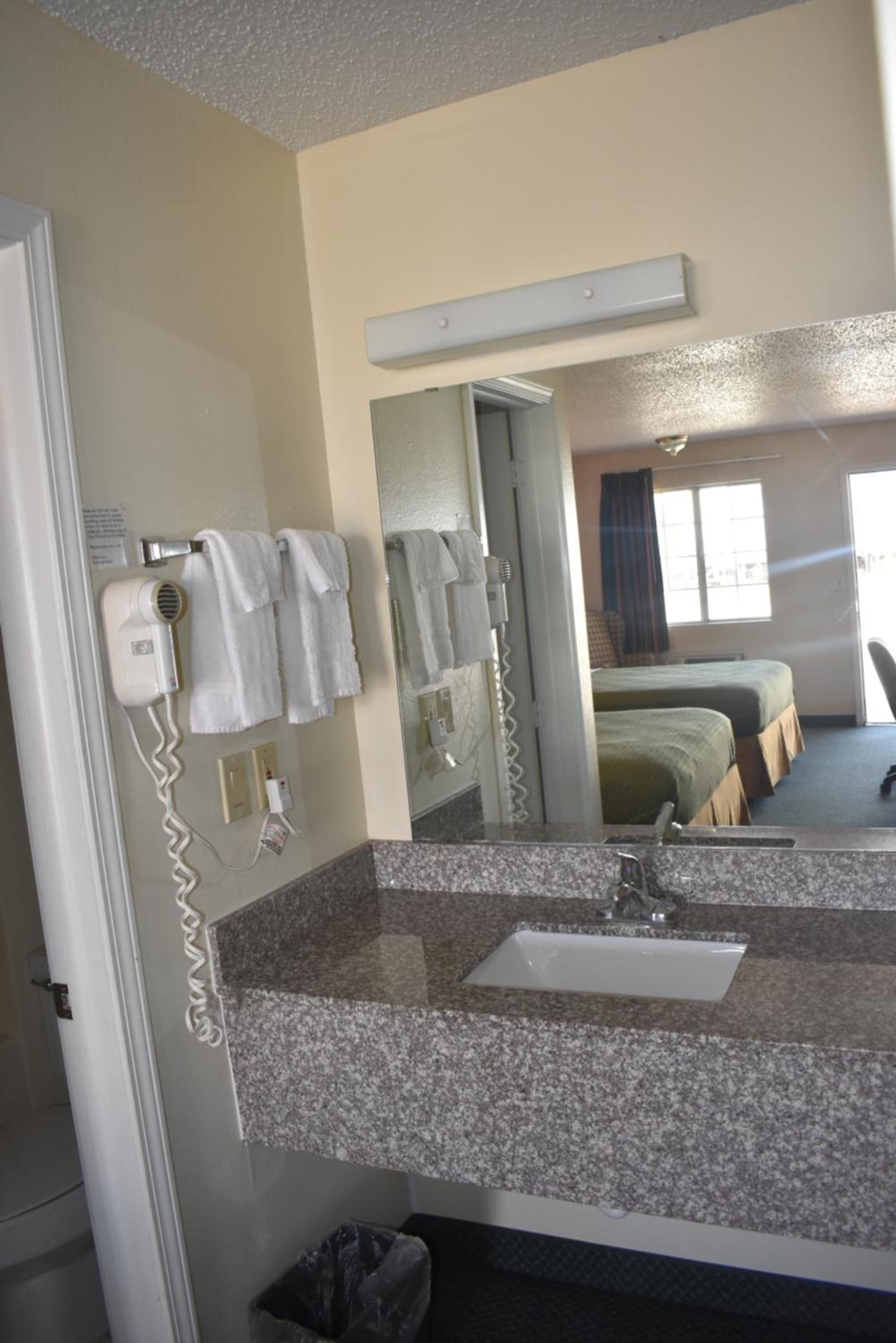 Deluxe King Room - Photo 31