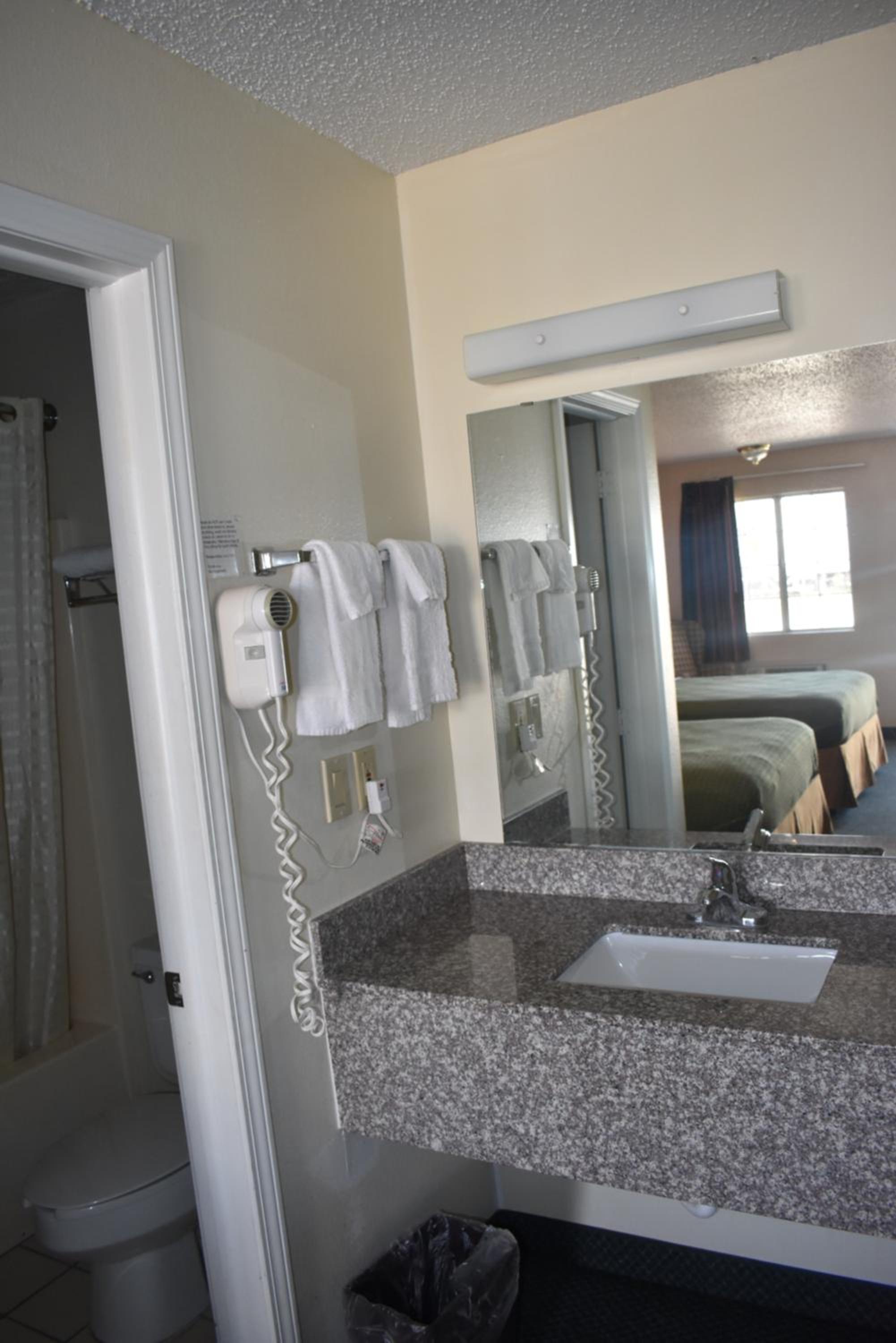 Deluxe King Room - Photo 32