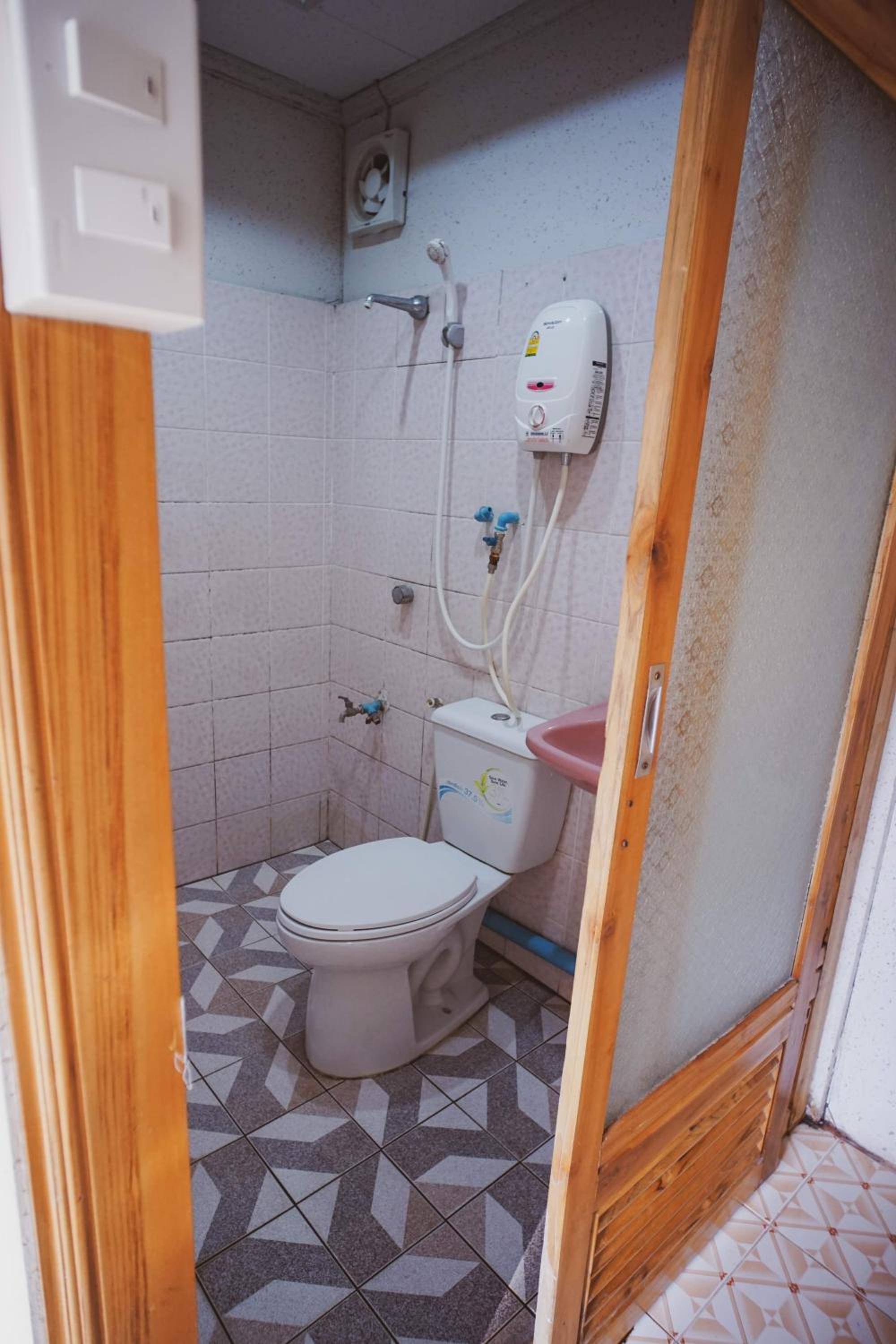 Budget Double Room - Photo 2