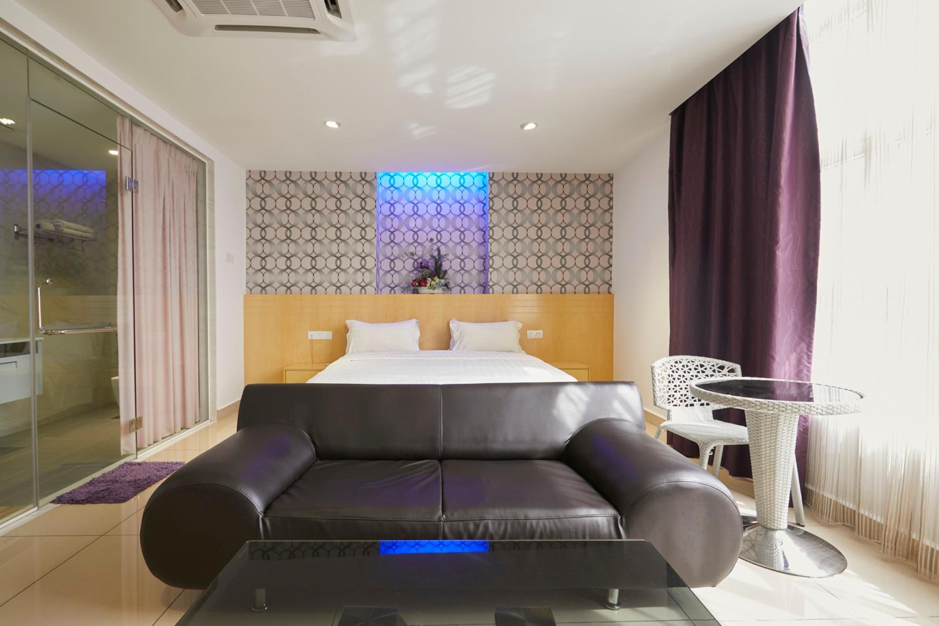 Suite - Photo 3