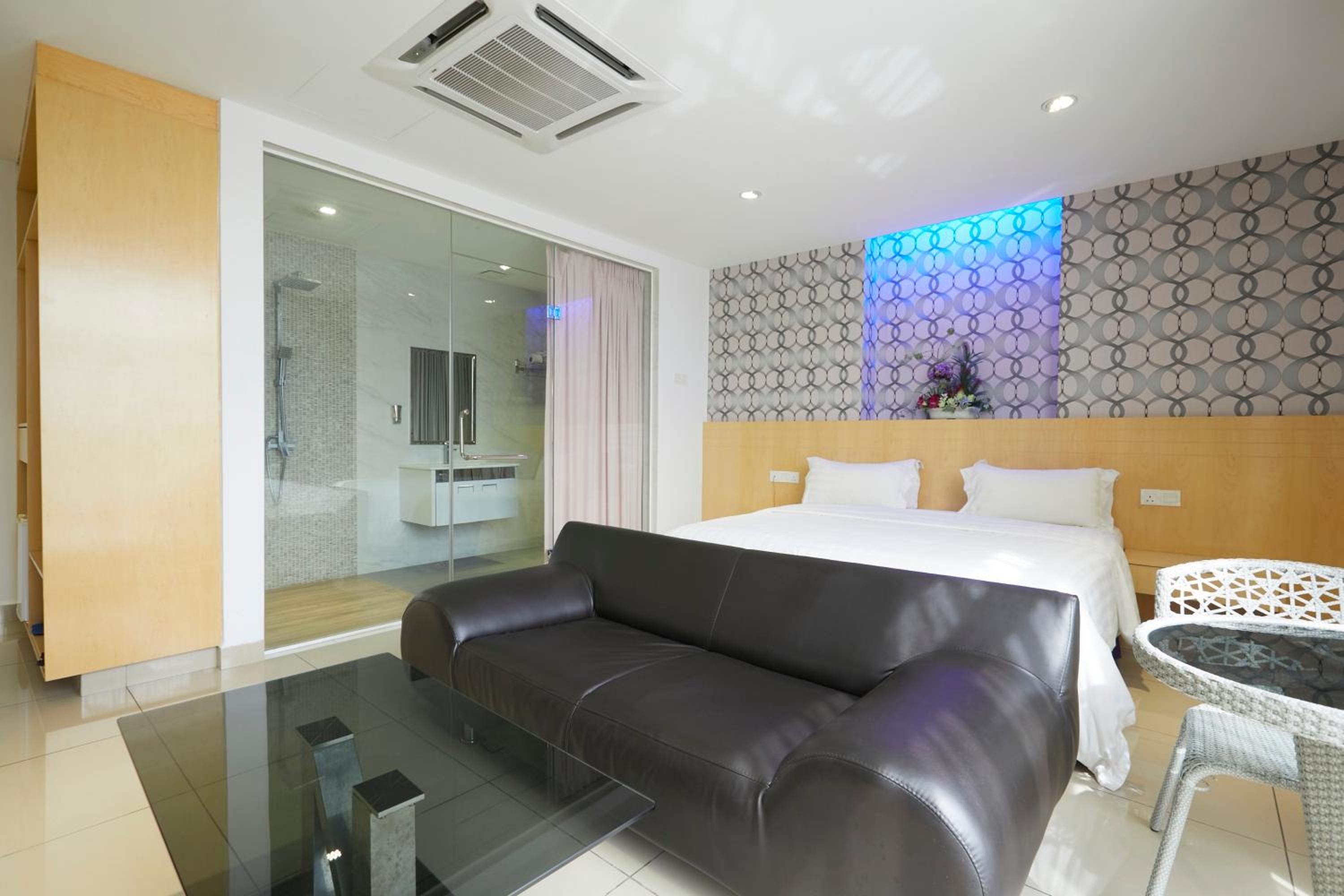 Suite - Photo 2