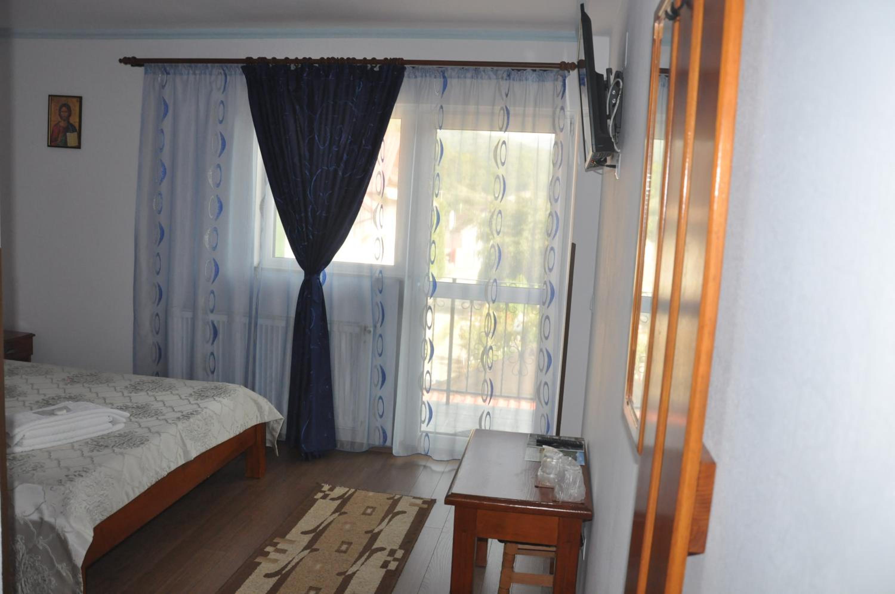 Double Room with Private Bathroom - Photo 2