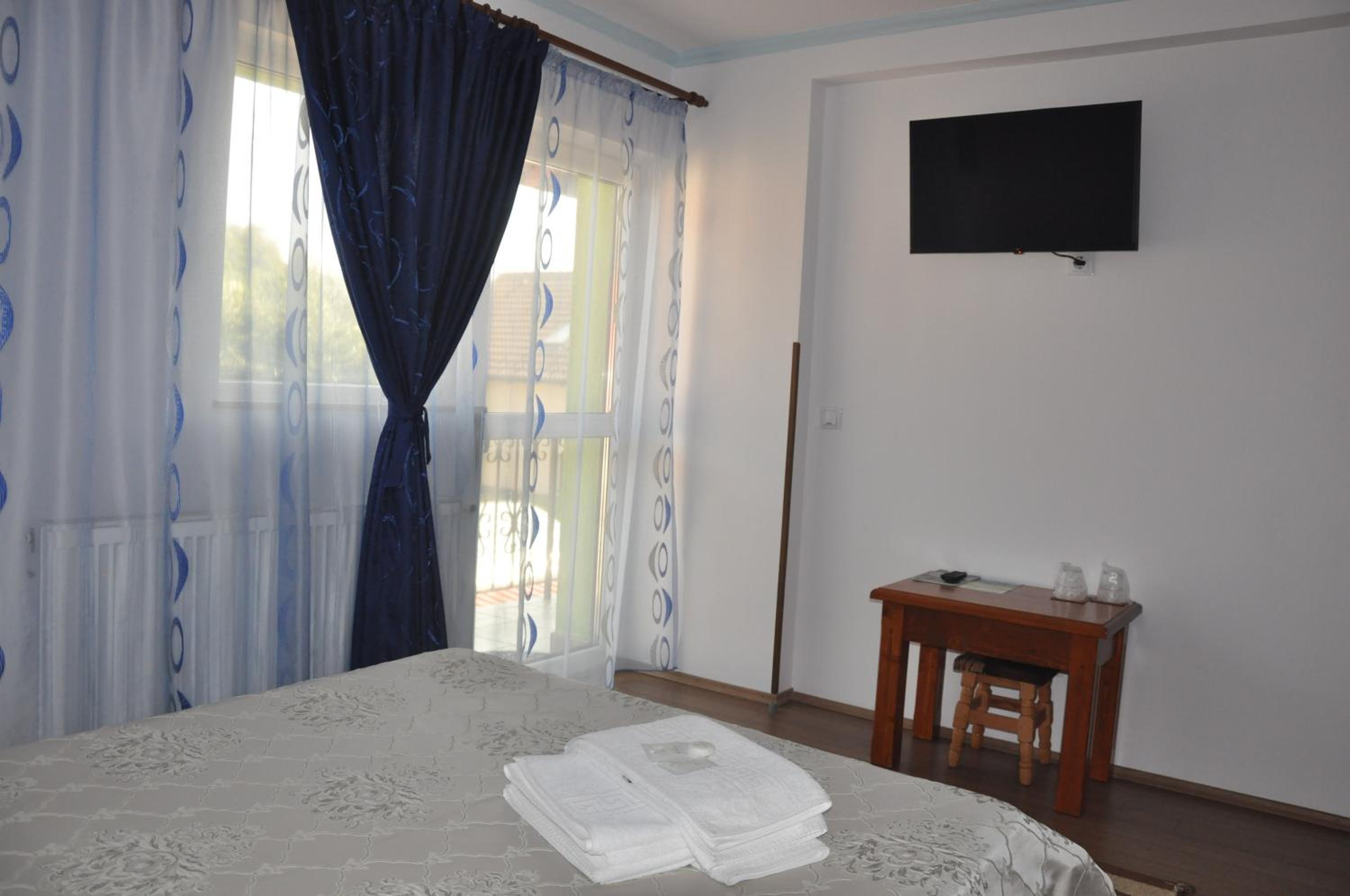 Double Room with Private Bathroom - Photo 3