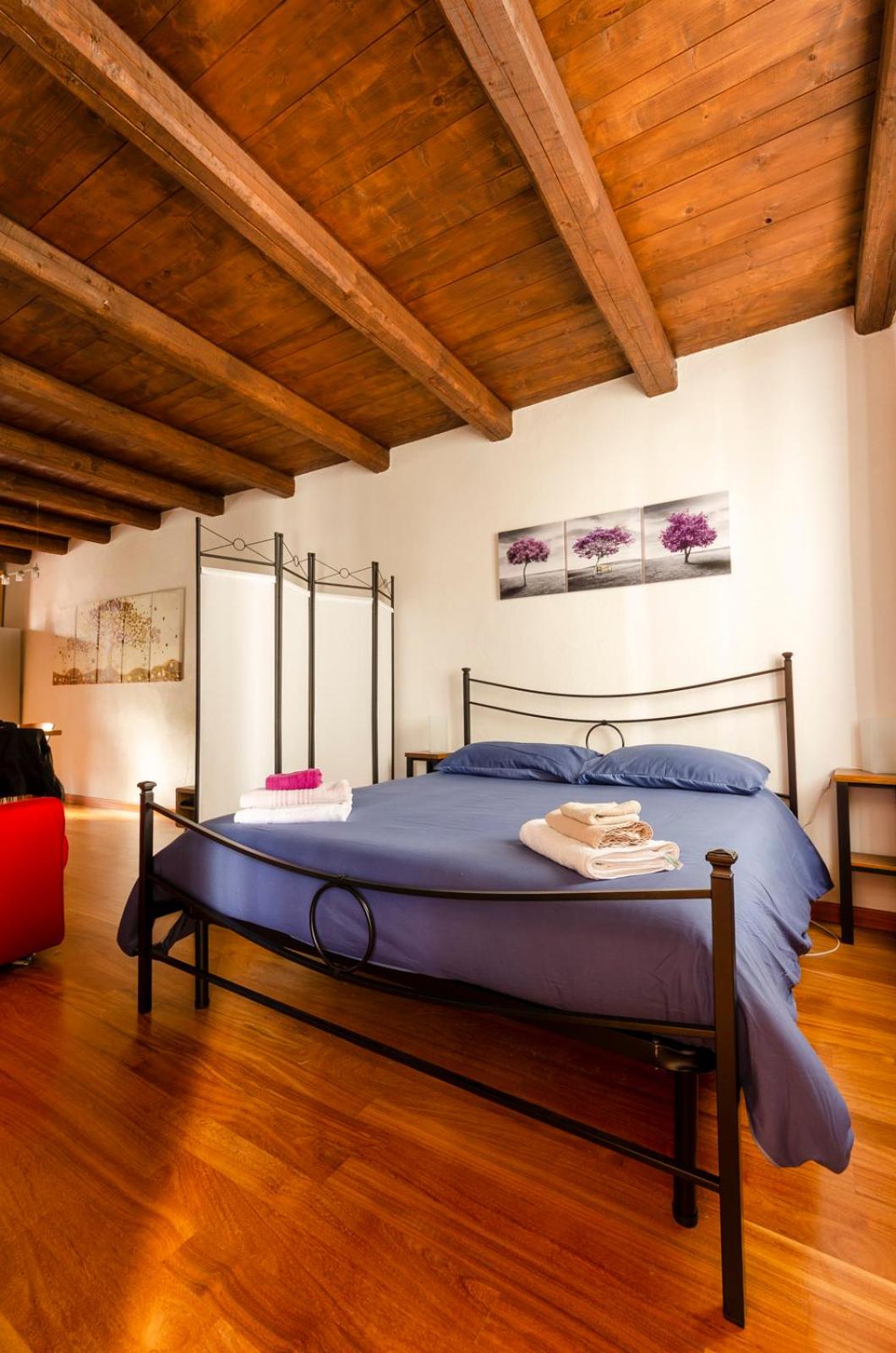 One-Bedroom Apartment - Photo 1
