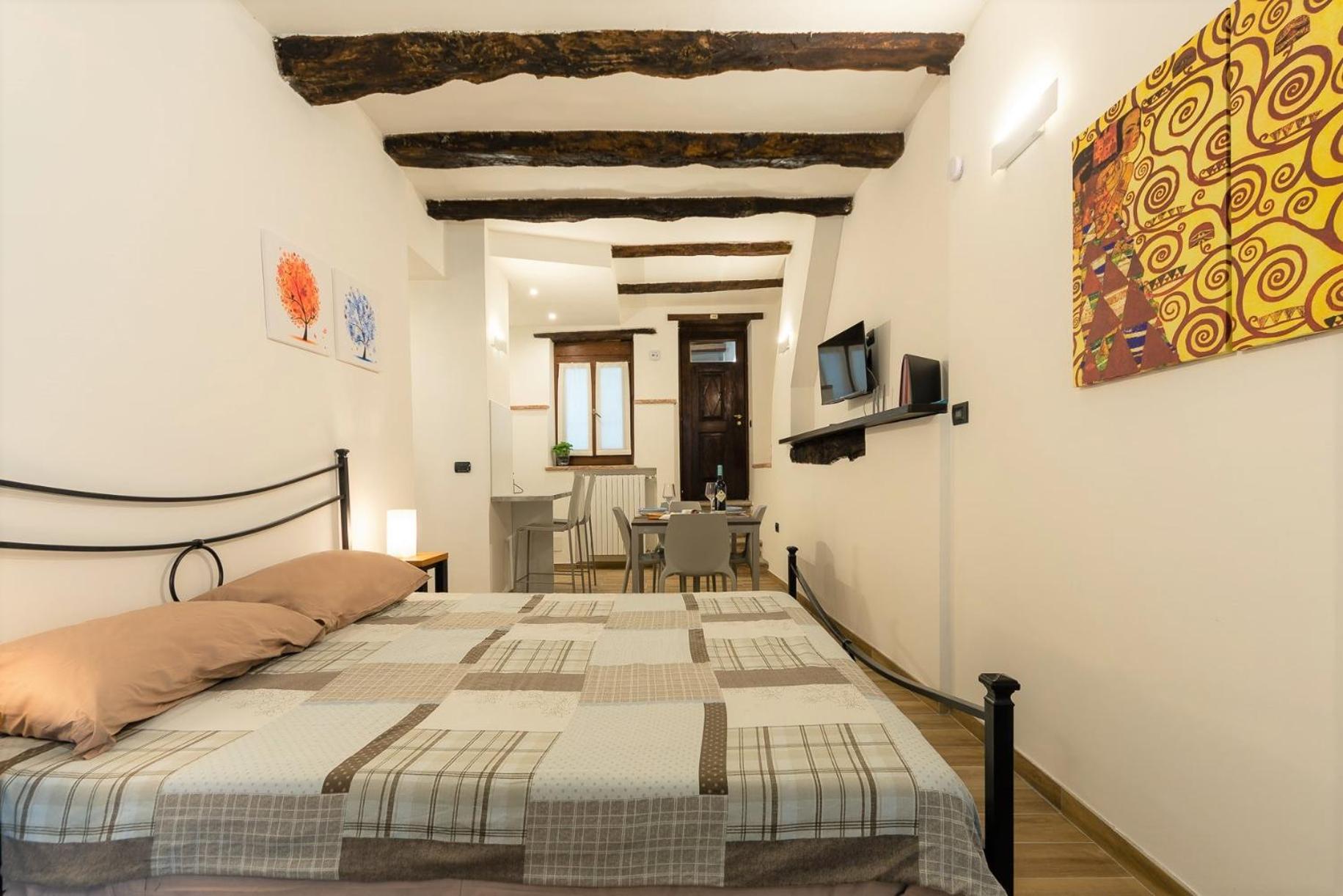Studio Apartment - Photo 24