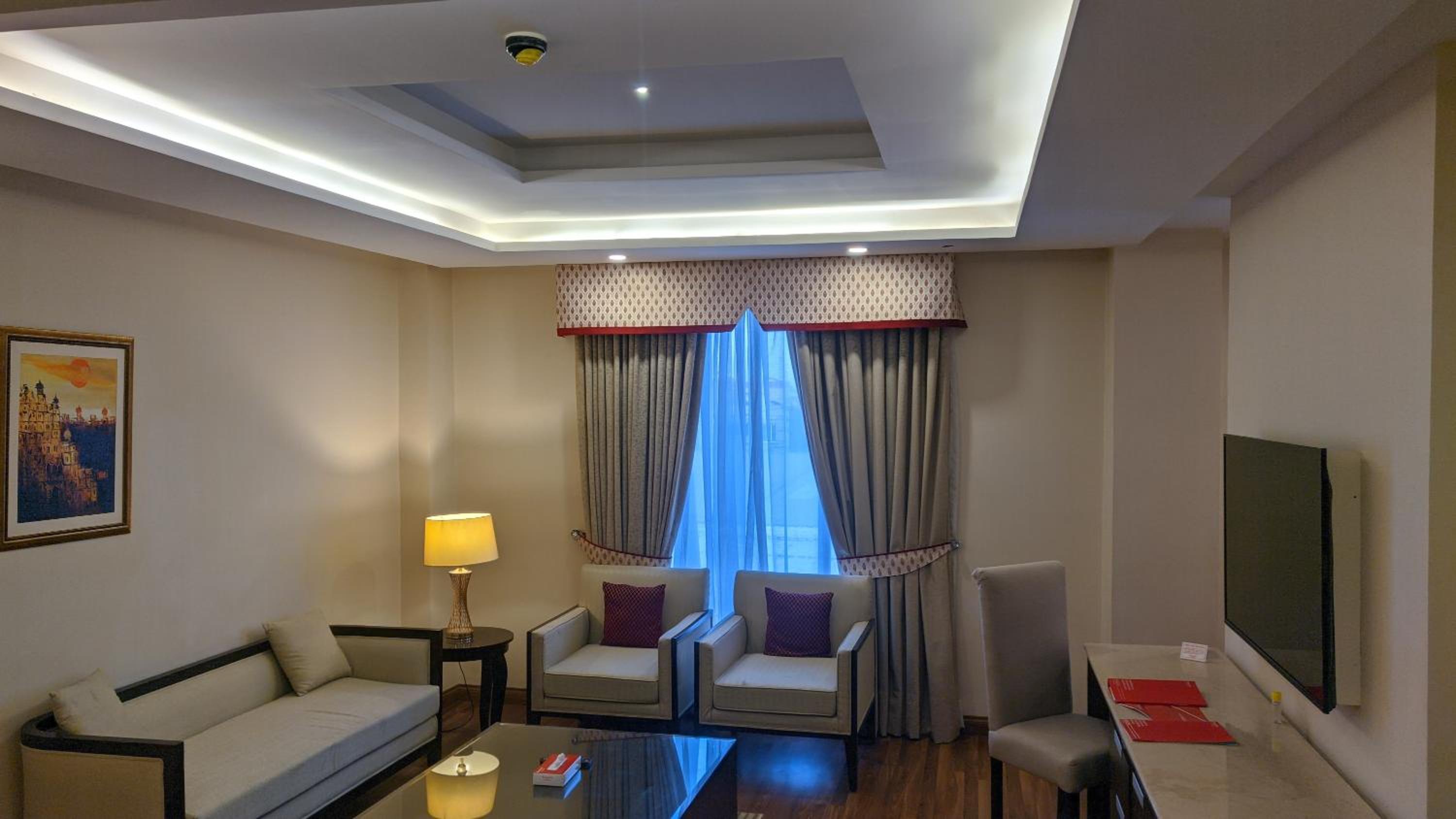Junior King Suite - Non-Smoking - Photo 3