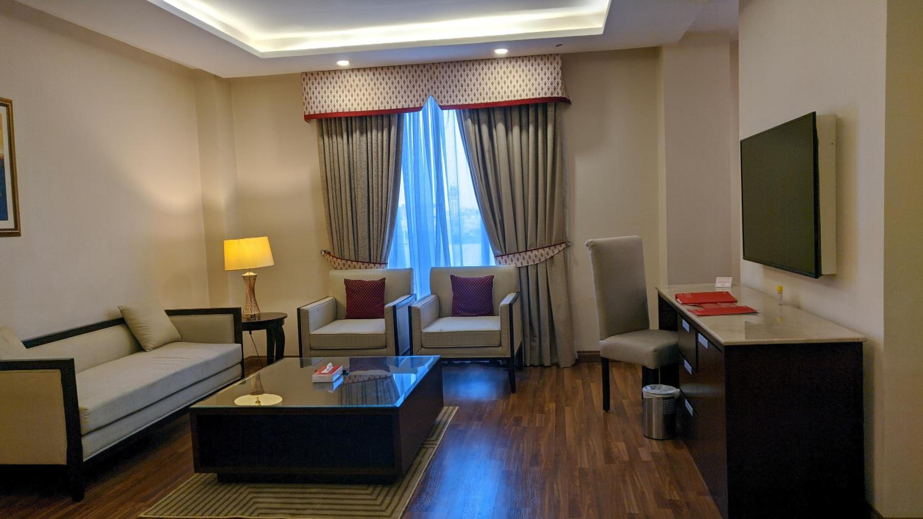 Junior King Suite - Non-Smoking - Photo 1