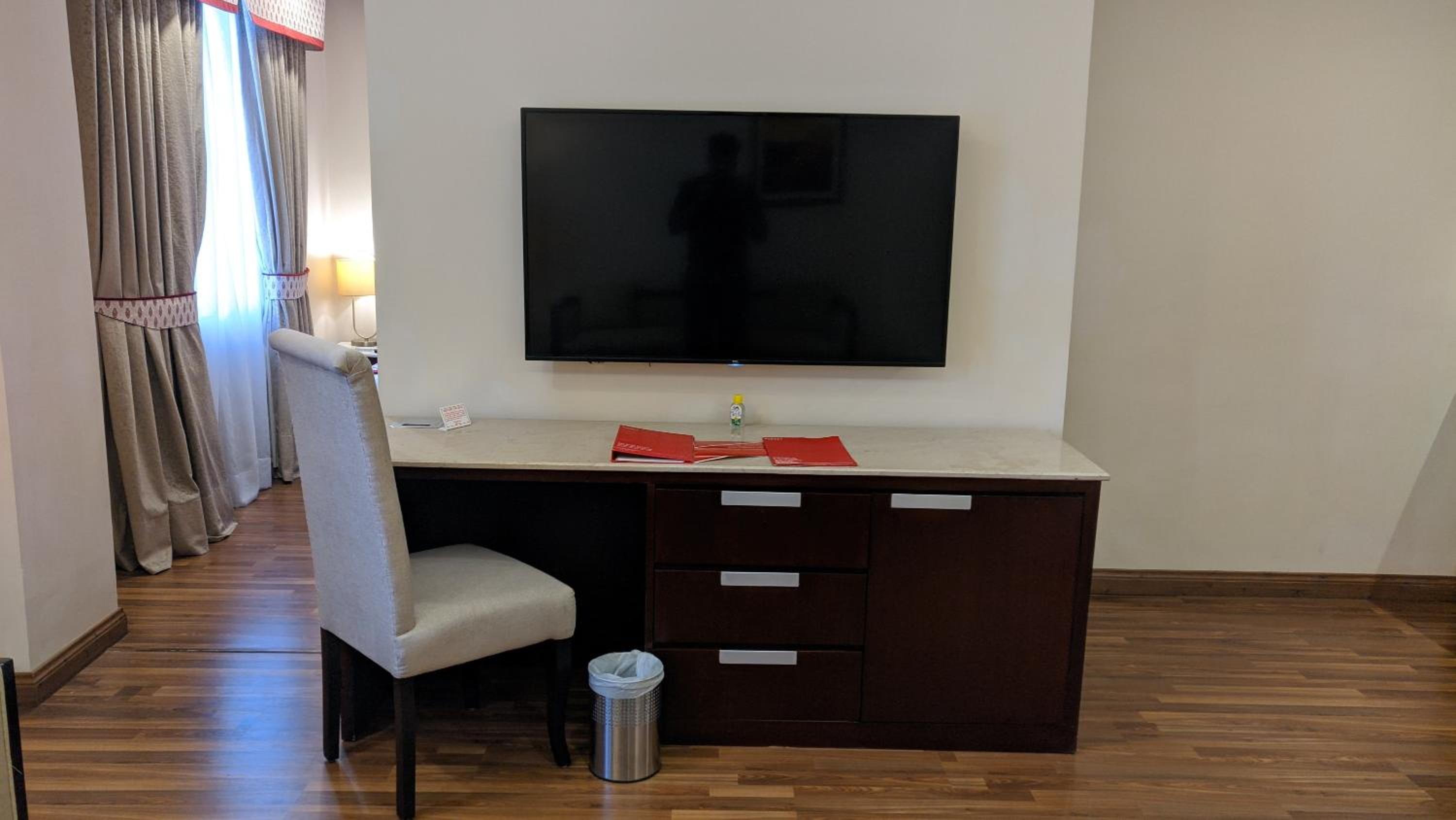 Junior King Suite - Non-Smoking - Photo 4